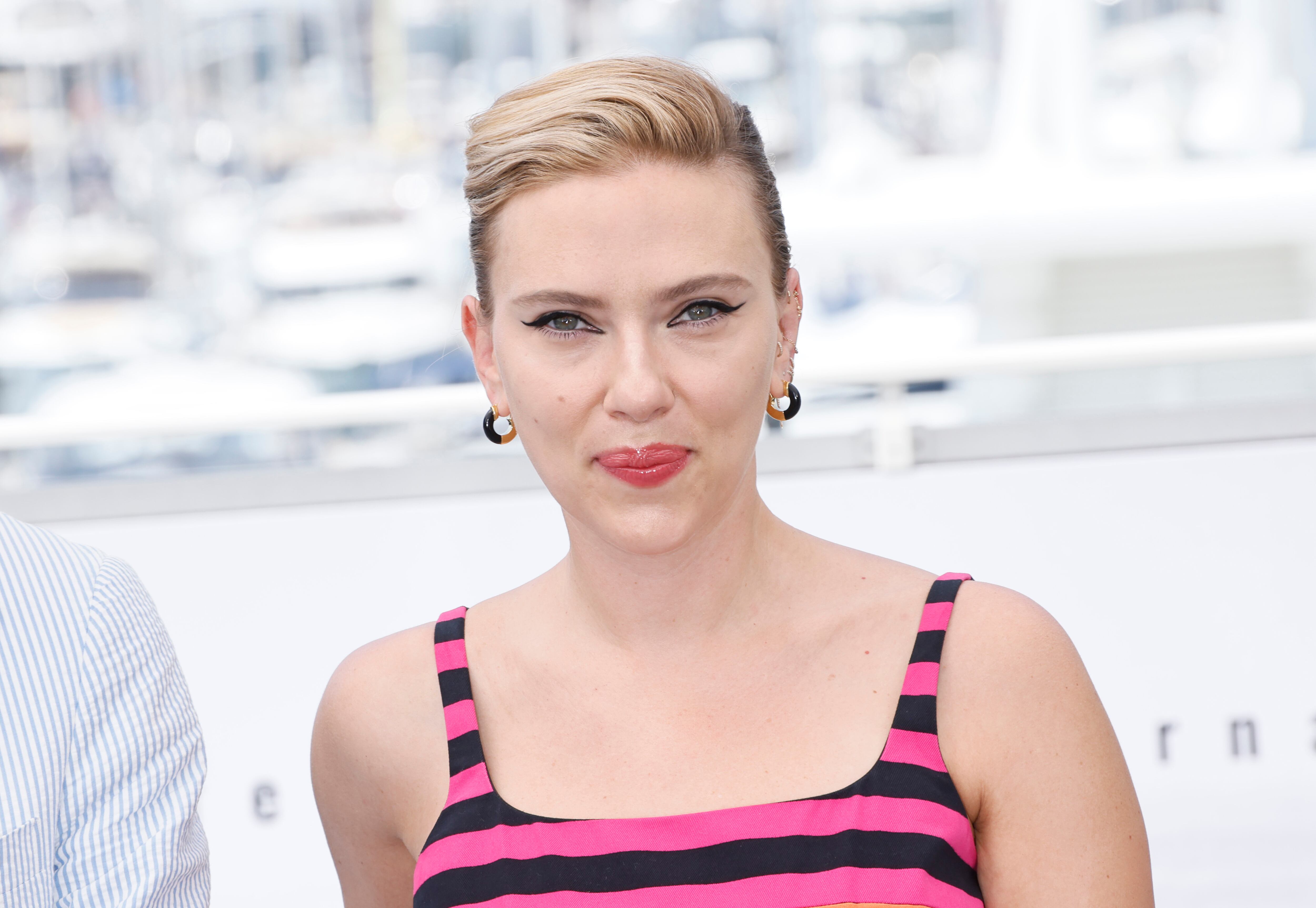 Scarlett Johansson rechazó una propuesta de Sam Altman, CEO de OpenAI, para utilizar su voz en el modelo.   (Foto de Joel C Ryan/Invision/AP, Archivo)