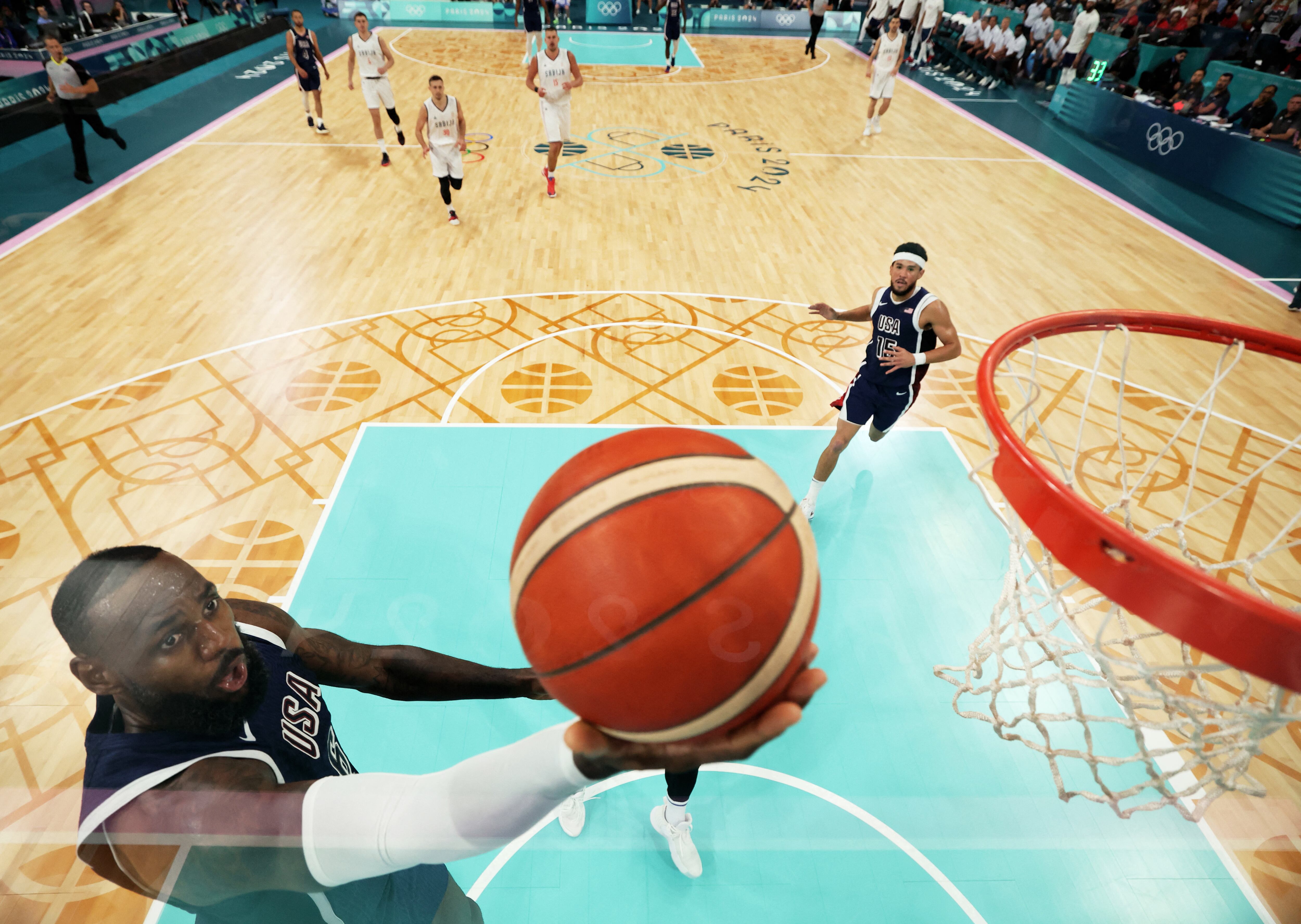 LeBron fue uno de los líderes del ream Team ante Serbia: anotó 21 puntos, dos menos de Kevin Durant, top scorer del partido (Greg Shamus/Pool via REUTERS)