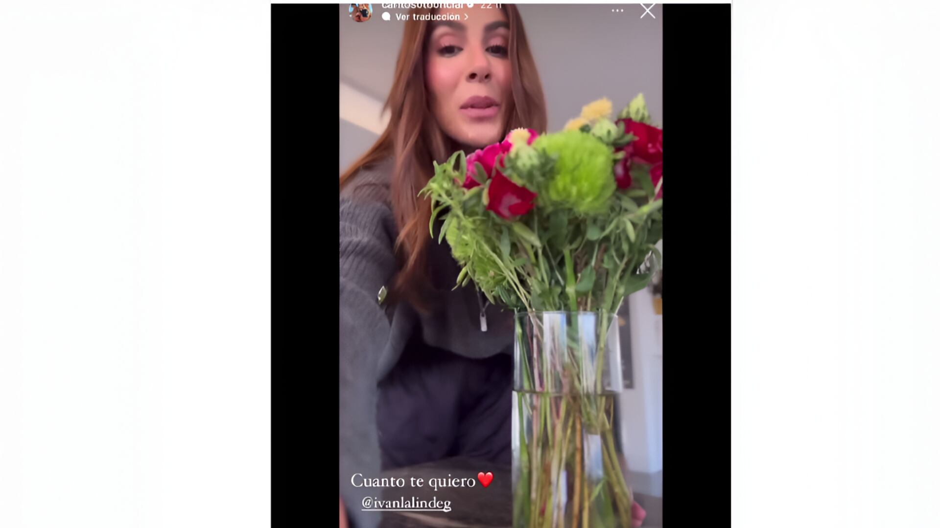 La presentadora emocionada mostró a sus seguidores las flores que recibió por parte de su compañero y amigo Iván Lalinde - crédito @caritosotooficial/Instagram