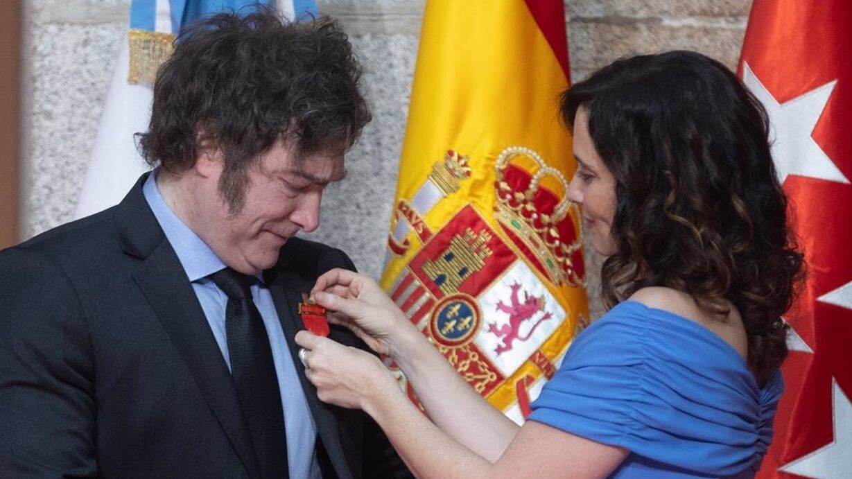 La presidenta de la Comunidad de Madrid, Isabel Díaz Ayuso, condecora al presidente de la República Argentina, Javier Milei, en la Real Casa de Correos, a 21 de junio de 2024, en Madrid. (Eduardo Parra/Europa Press)