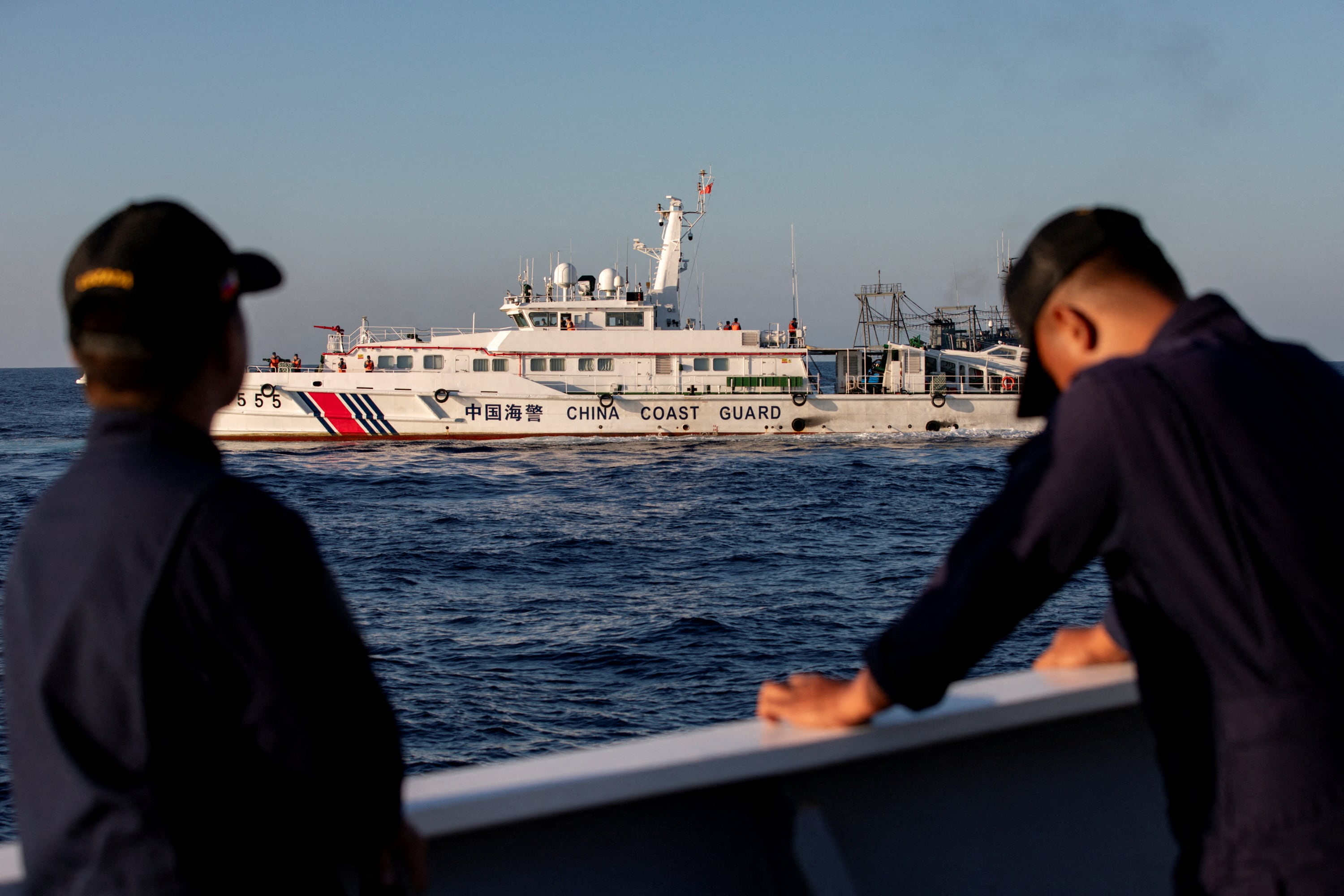 Miembros de la Guardia Costera de Filipinas permanecen alerta mientras un buque de la Guardia Costera china les bloquea el paso a una misión de reabastecimiento en Second Thomas Shoal en el Mar de China Meridional (REUTERS/Adrian Portugal)