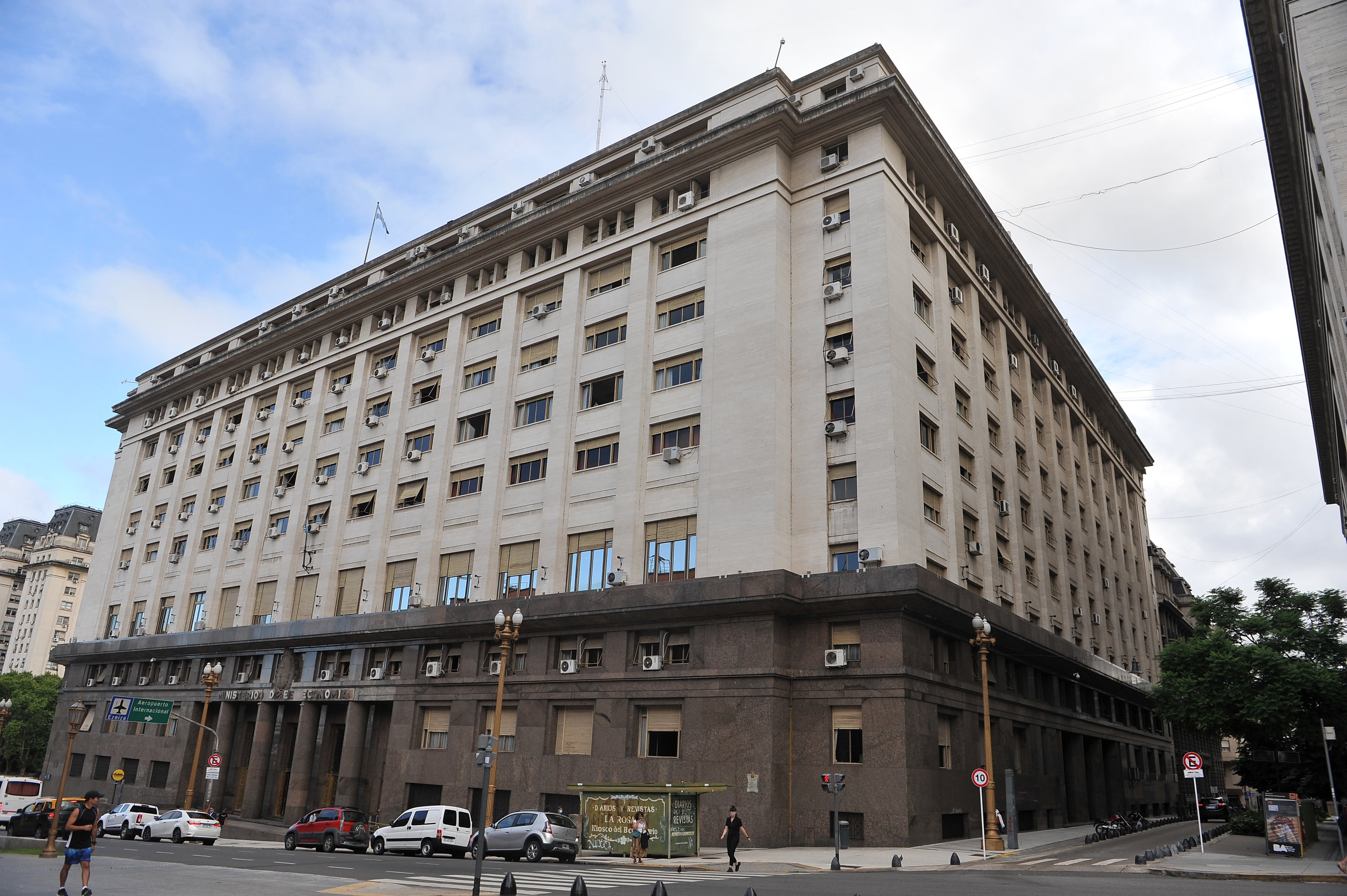 Fotografía de archivo que muestra la Sede del Ministerio de Economía de Argentina, en Buenos Aires. EFE/ Enrique García Medina
