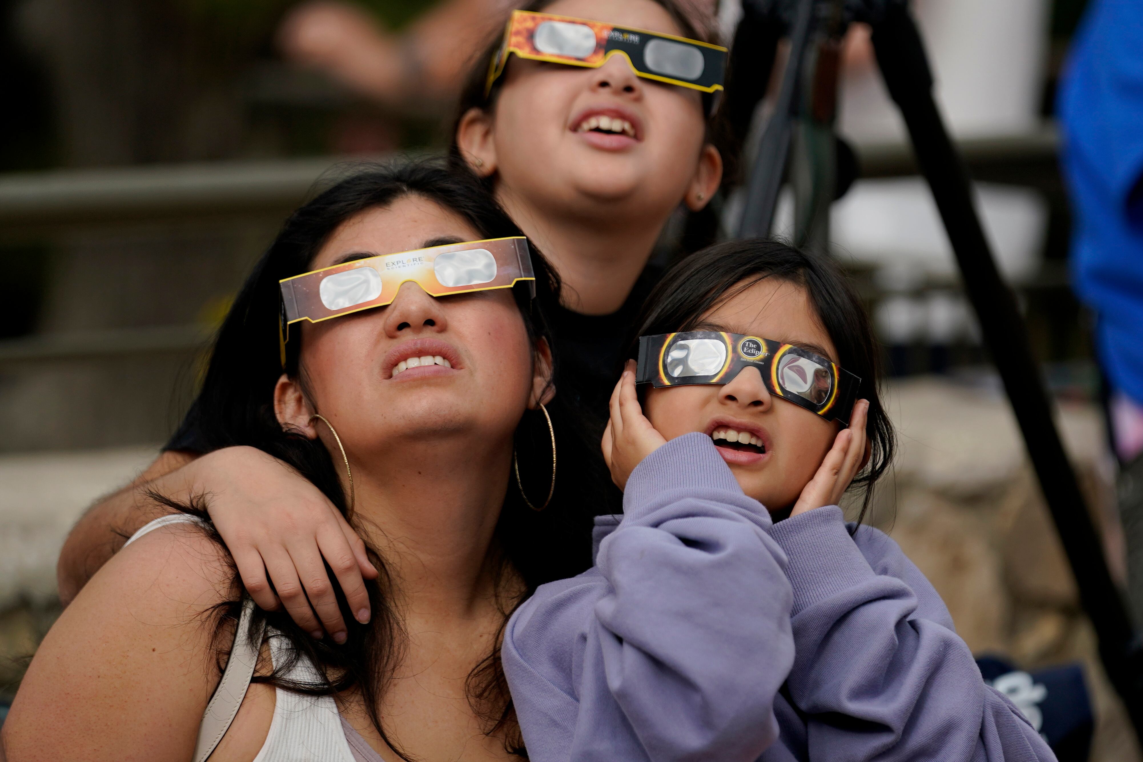 El último eclipse anular solar ocurrió el sábado 14 de octubre de 2023 en EEUU, donde un grupo de espectadores lo observó con unas gafas especiales desde San Antonio. (AP Foto/Eric Gay, Archivo)