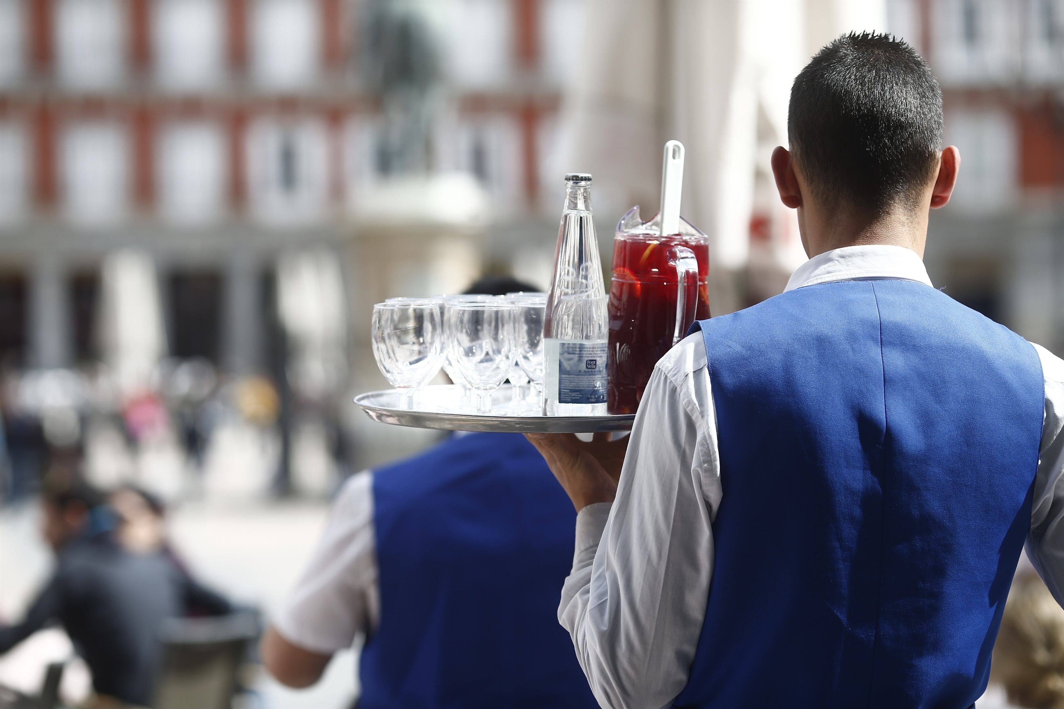 Camarero en la Plaza Mayor de Madrid en una imagen de archivo. (Europa Press)