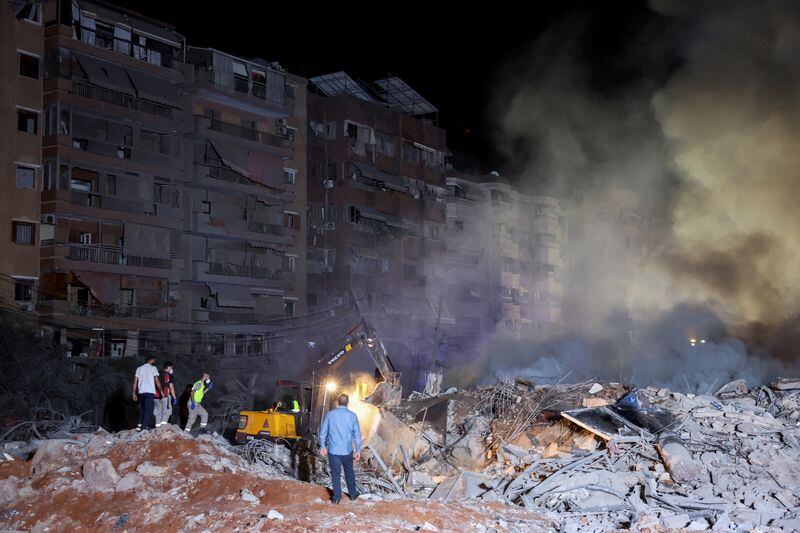 Los daños en el lugar de un ataque israelí en los suburbios del sur de Beirut (REUTERS/Mohamed Azakir)