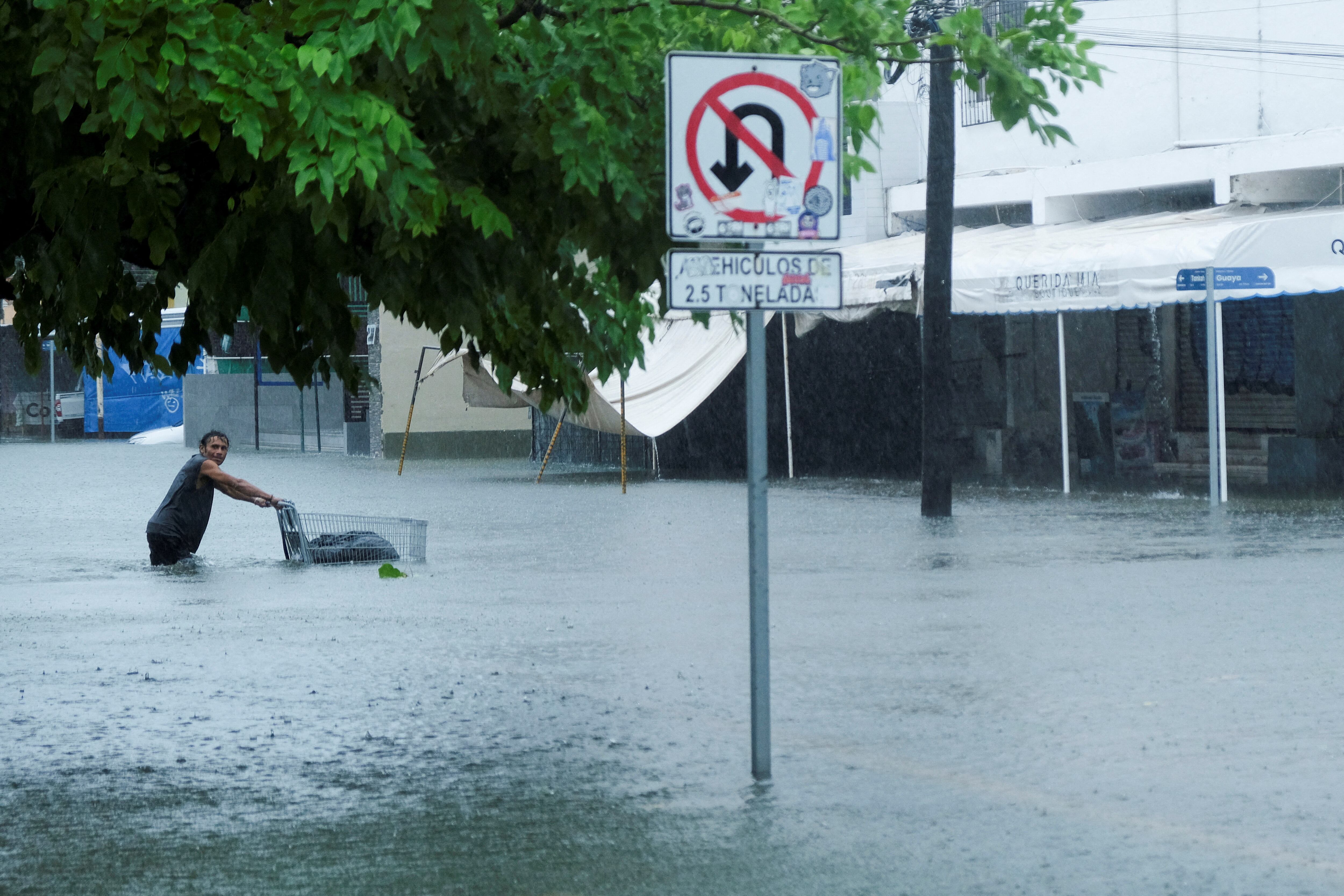 El huracán Helene tocó tierra en Cancún y se dirige a Florida. (REUTERS/Paola Chiomante)