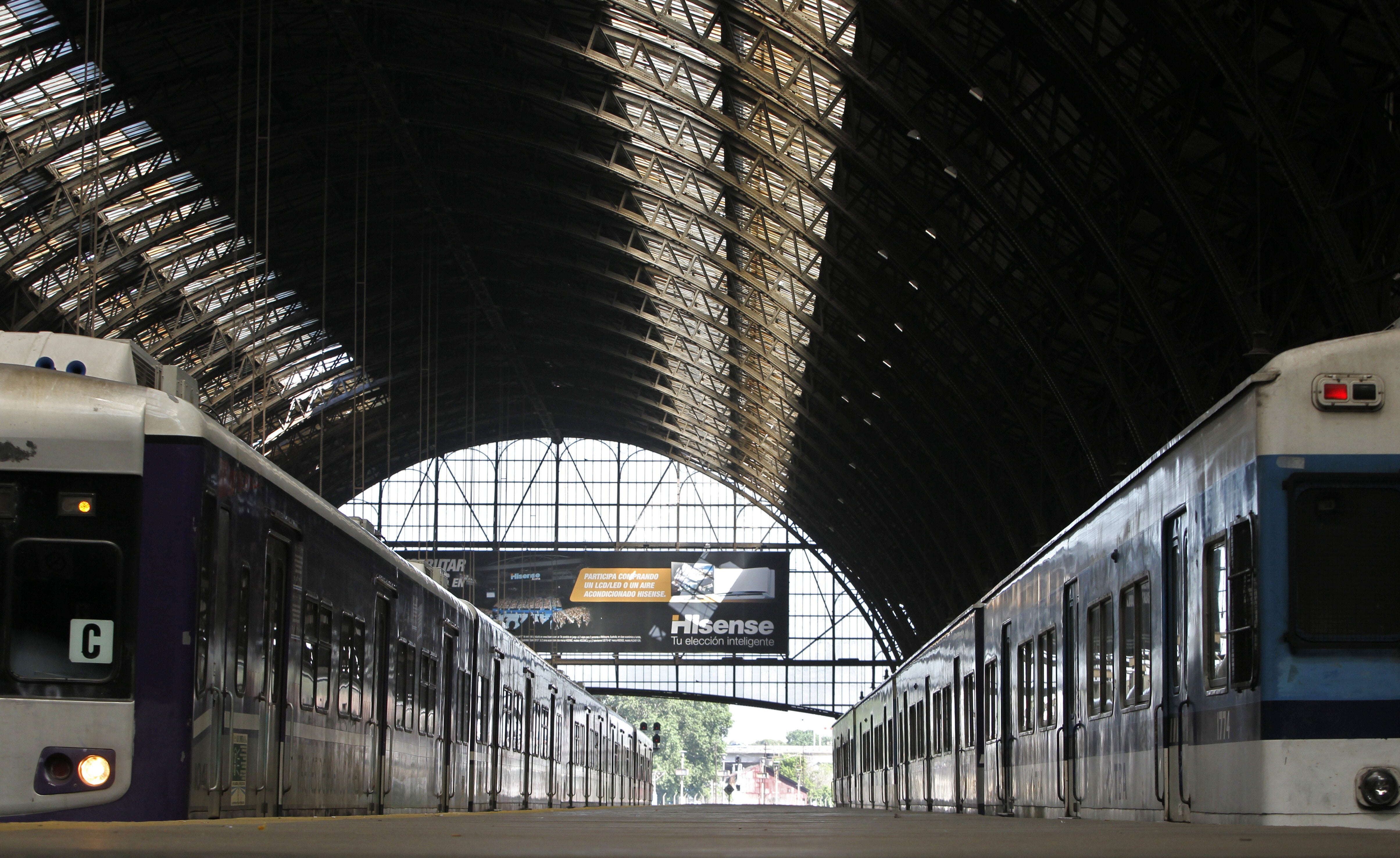 Dos formaciones del ferrocarril Mitre, en la estación de Retiro en Buenos Aires (Argentina), en una fotografía de archivo. EFE/Leo La Valle 