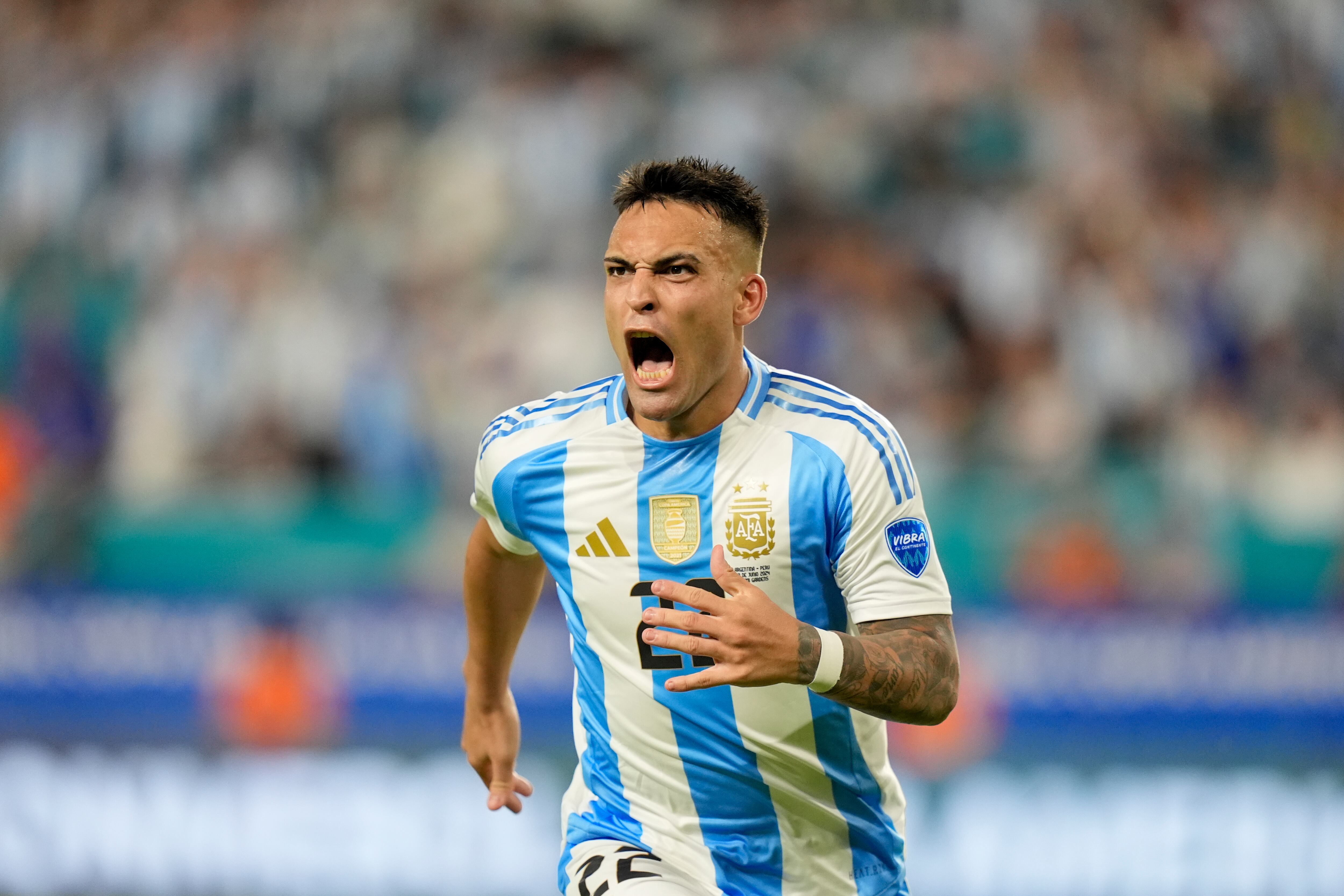 Lautaro Martínez se consagró bicampeón con Argentina tras vencer a Colombia en la final de la Copa América (AP)