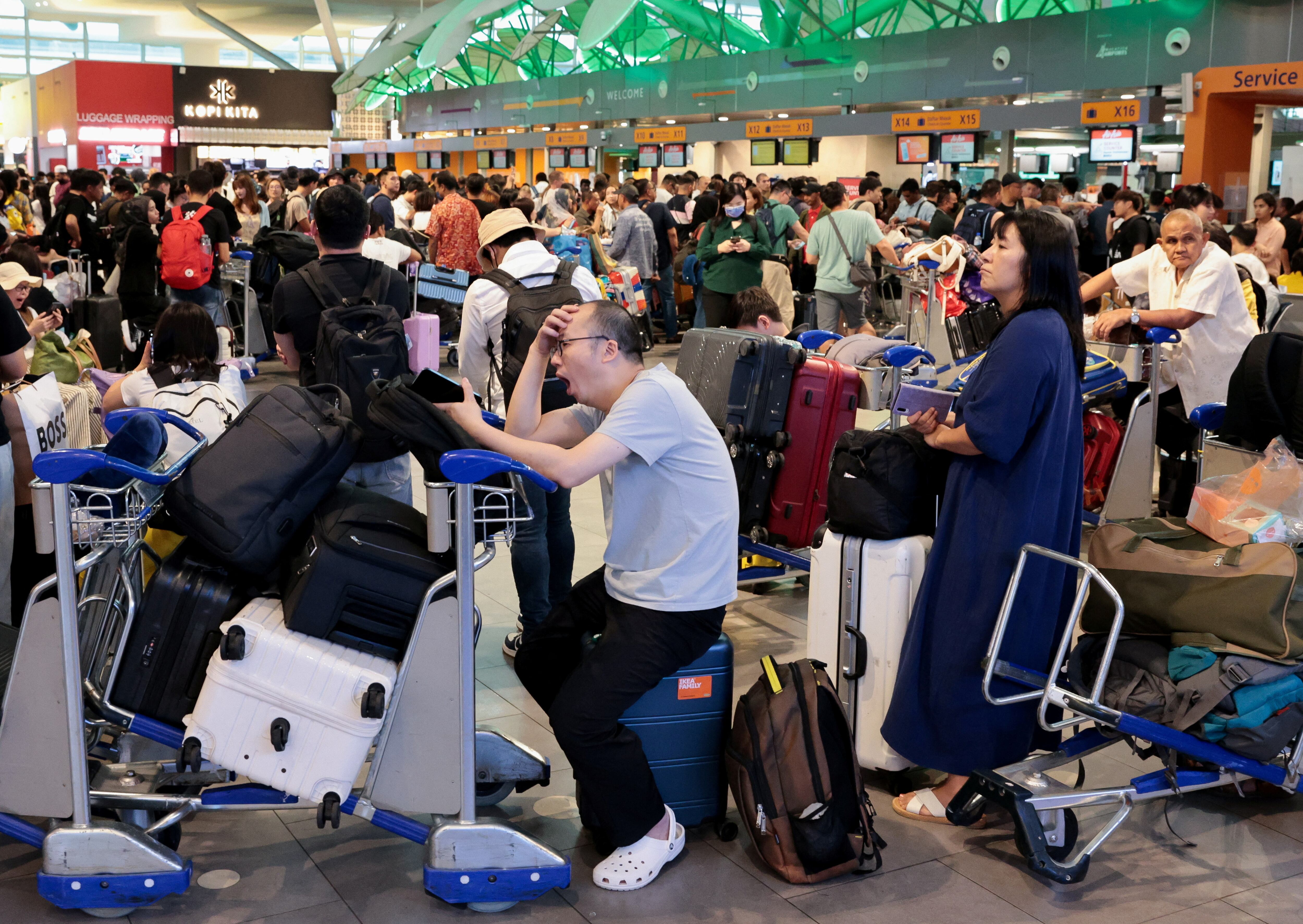 Personas en un aeropuerto de Malasia (REUTERS/Hasnoor Hussain)