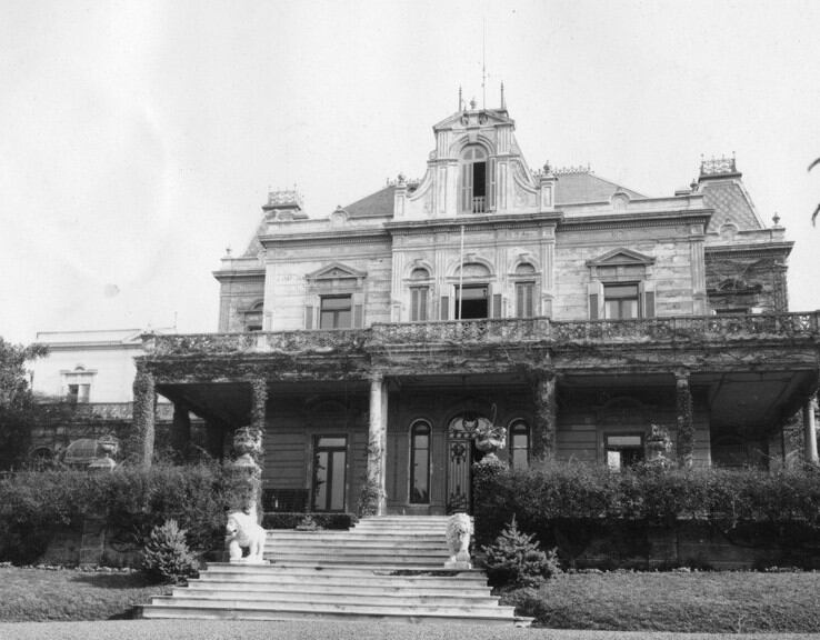 Frente del Palacio Unzué. Allí vivió la pareja y allí falleció en la habitación del primer piso. La construcción fue demolida por el gobierno de facto que lo derrocó en 1955