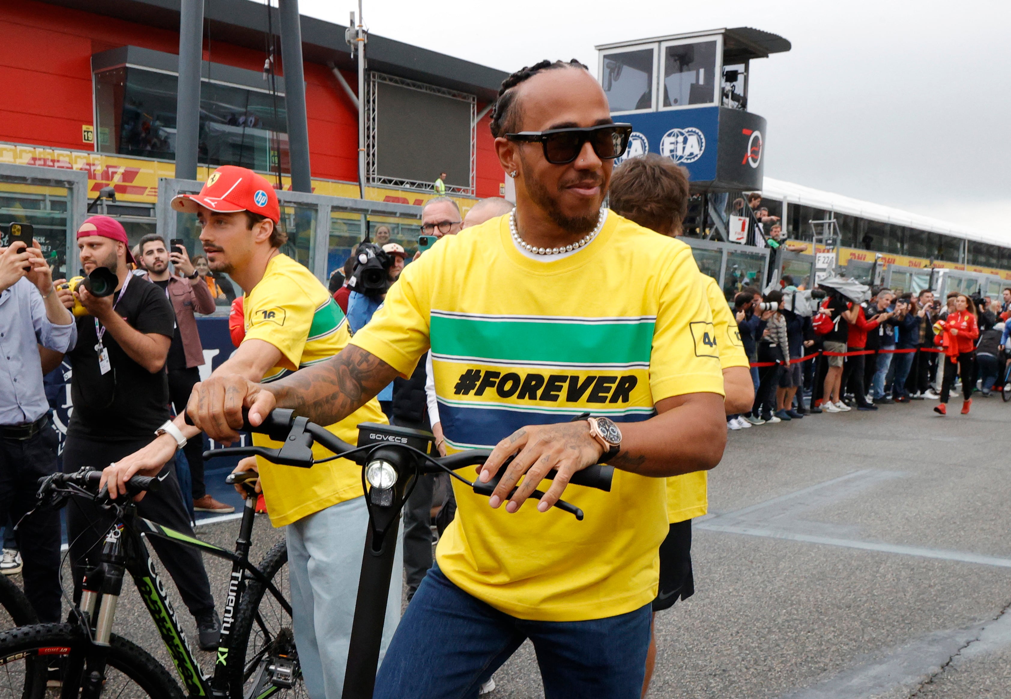 Hamilton con una remera en honor a Senna, a 20 años de su muerte (REUTERS/Ciro De Luca)