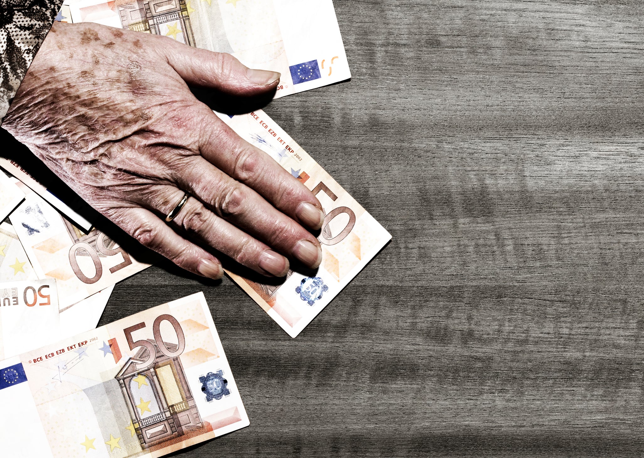 Un jubilado recopilando billetes de euro (Getty Images).
