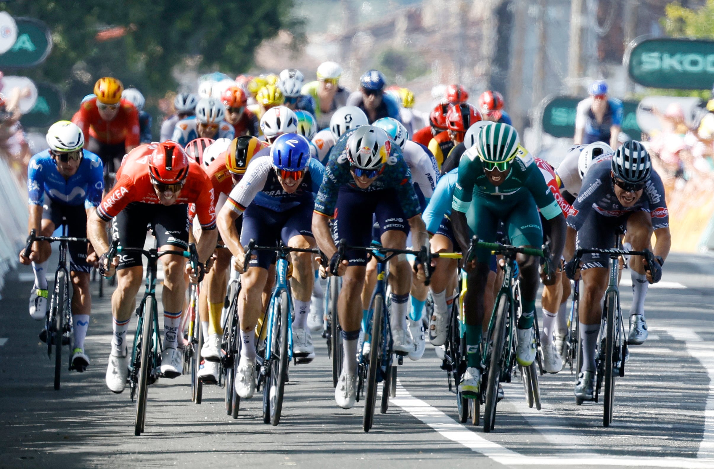 La llegada final de la etapa 12 del Tour de Francia fue ganada por el eritreo Biniam Girmay del Intermarché - crédito Stephane Mahe / REUTERS