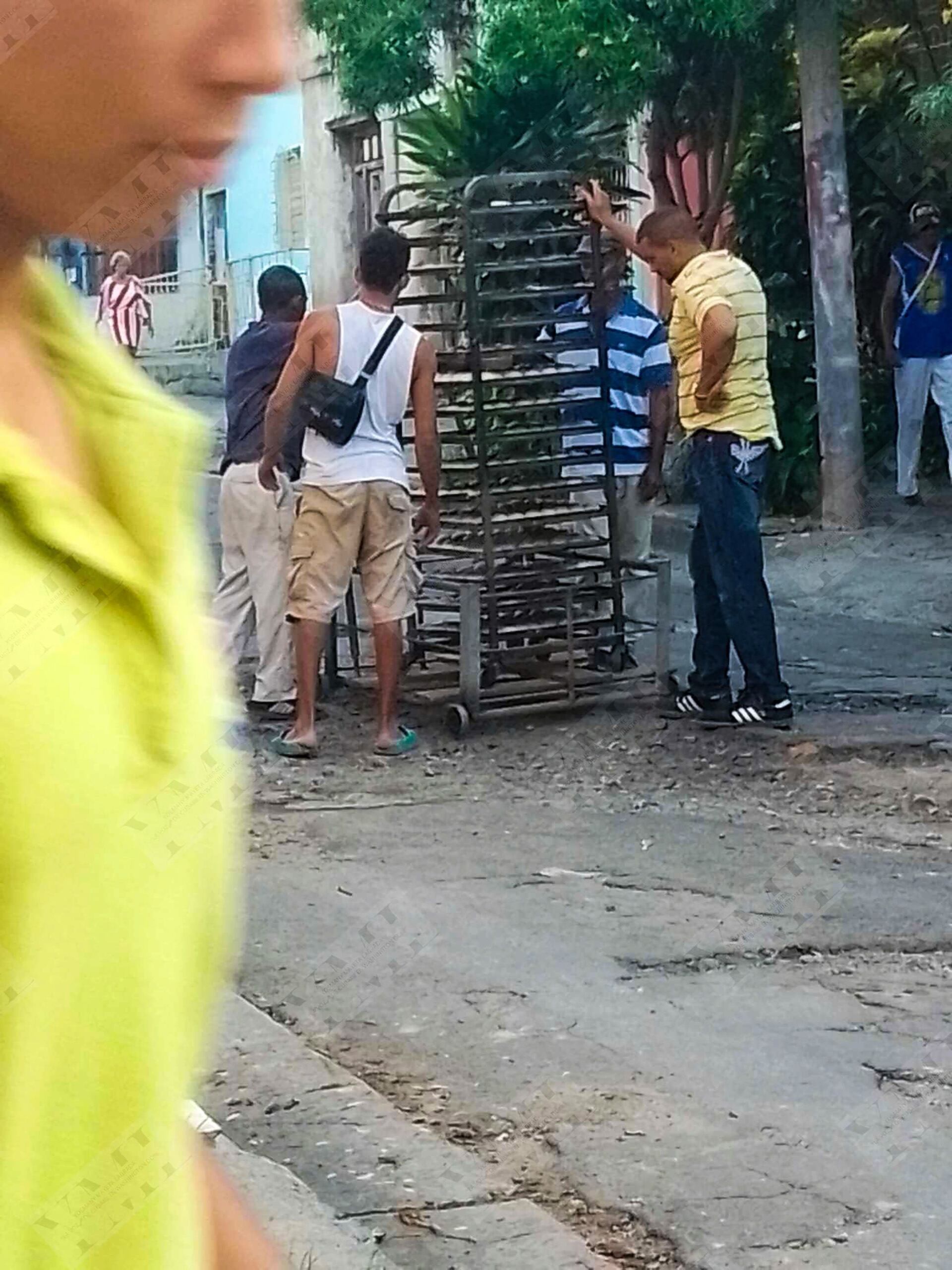 Trasladan bandejas de pan sin hornear por calles de Santiago de Cuba