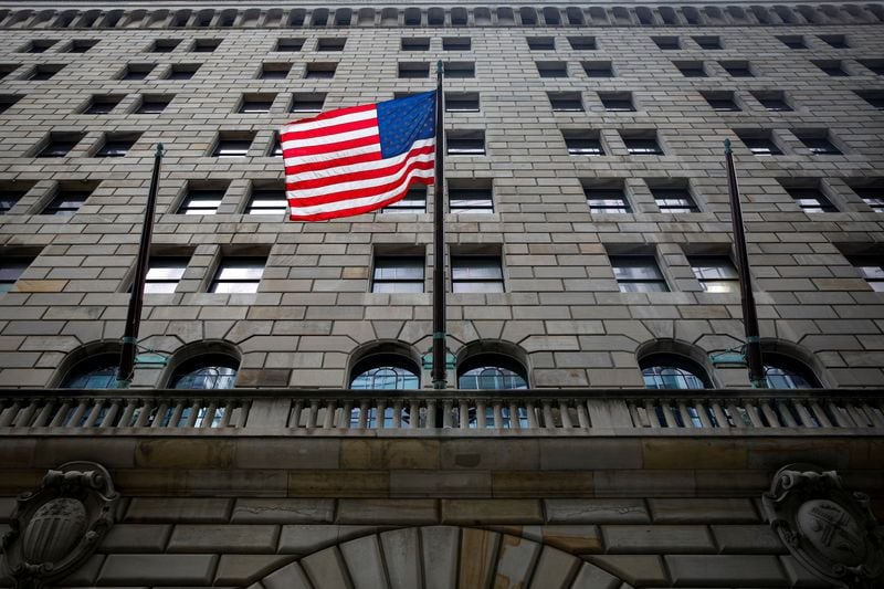 La bandera de Estados Unidos ondea frente al Banco de la Reserva Federal de Nueva York (REUTERS/Brendan McDermid)