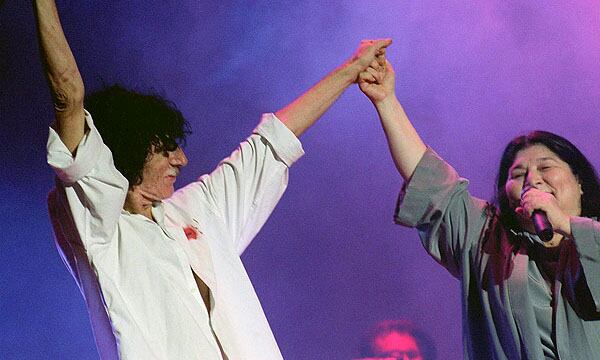 Charly García en el escenario con Mercedes Sosa