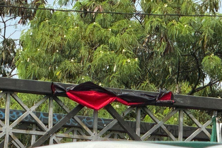 Bandera del ELN en un puente de Medellín