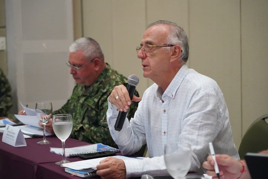 Ministro de Defensa, Iván Velásquez, y el comandante de las fuerzas militares, Helder Fernán Giraldo en consejo de seguridad en Antioquia, Córdoba y Chocó