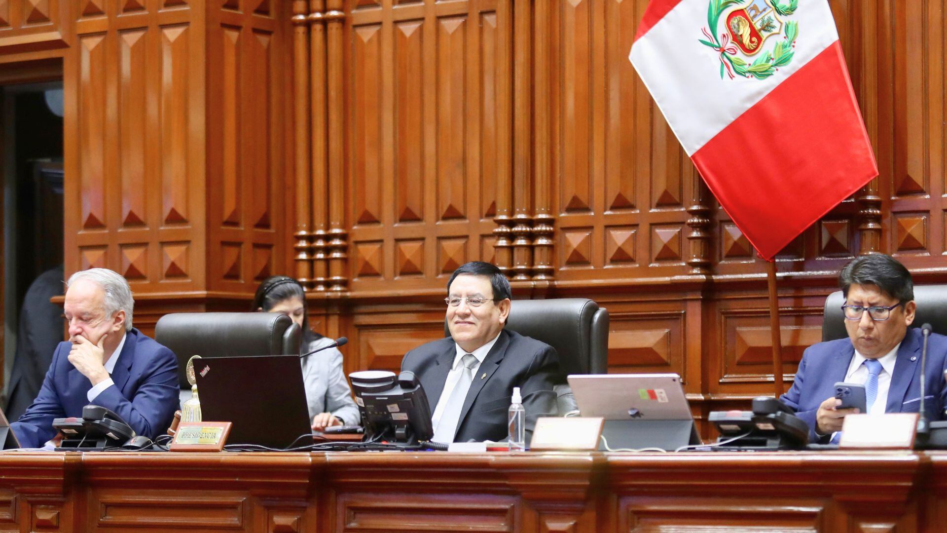 Bancadas pertenecientes a la Mesa Directiva respaldan al titular del Parlamento. | Congreso