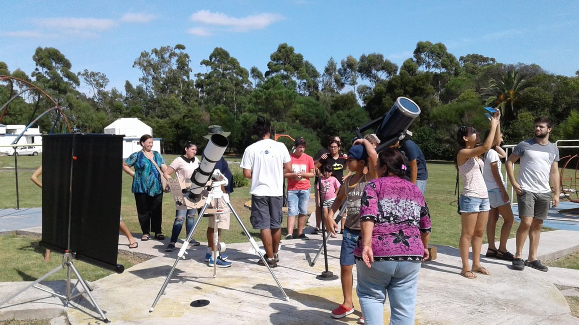 Es importante colocar filtros solares en telescopios y binoculares para observar un eclipse solar