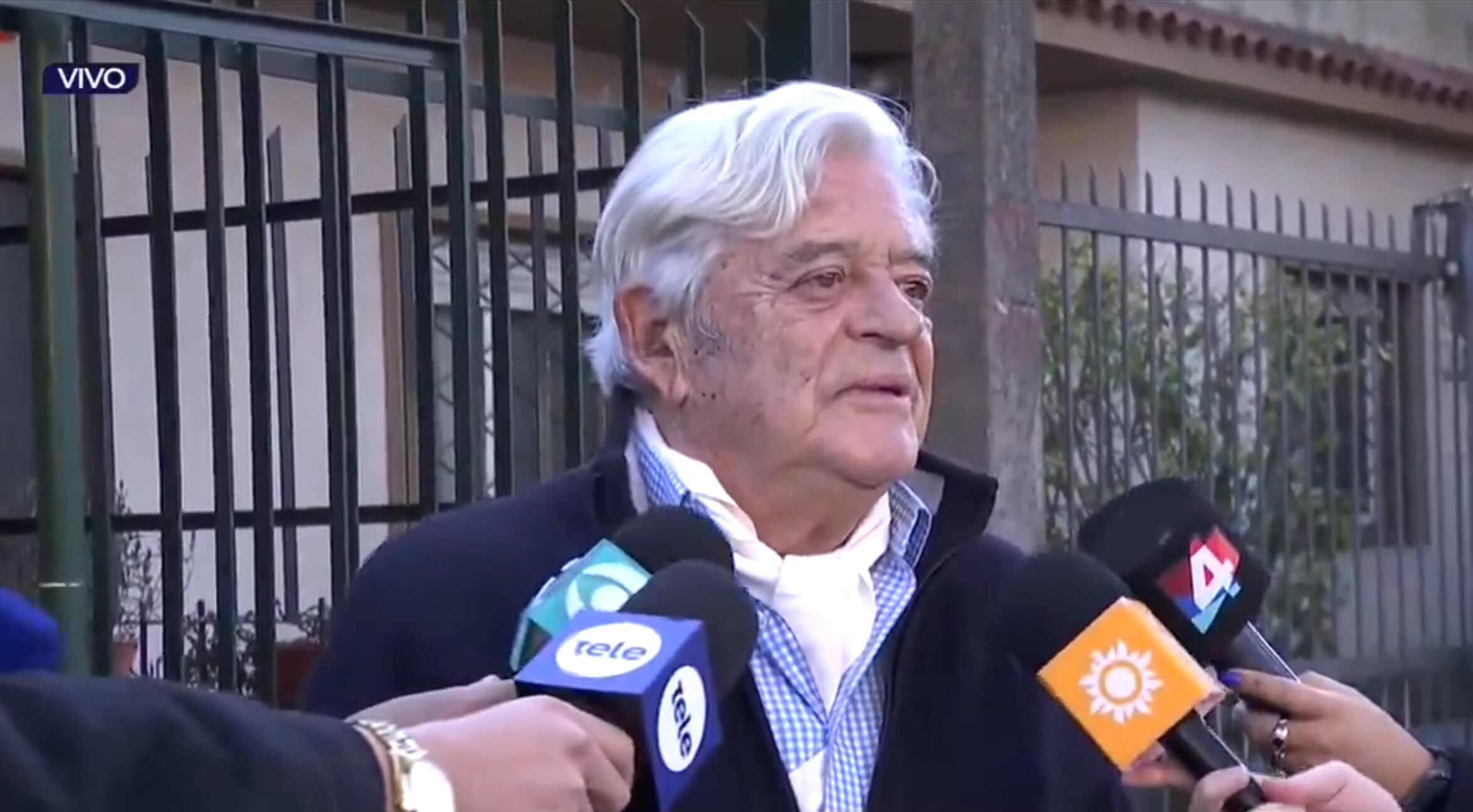 El ex presidente uruguayo Luis Alberto Lacalle Herrera al votar en las elecciones internas de Uruguay (Captura Canal 10)