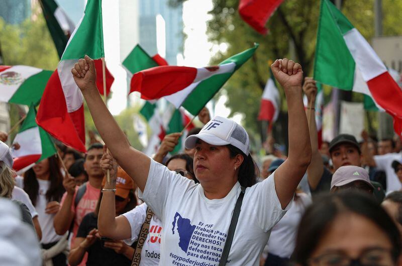 Manifestantes participan en una protesta contra una controvertida reforma al Poder Judicial, que marcaría el comienzo de una nueva era de elecciones para todos los jueces, afuera del edificio del Senado en Ciudad de México. 8 de septiembre de 2024. REUTERS/Luis Cortes