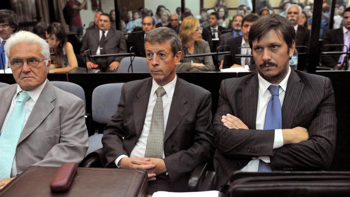 Rubén Santos, en el medio, en una de las audiencias del juicio oral (Foto: Telam)