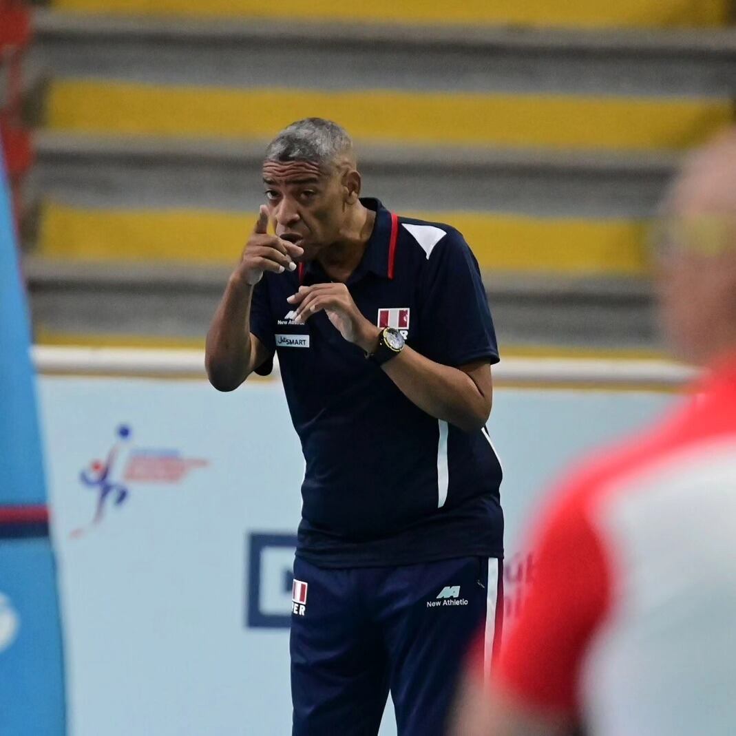 Juan Carlos Gala es el DT de la selección peruana de vóley masculino.