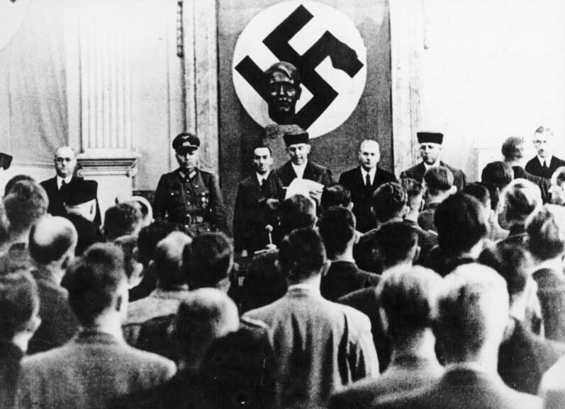 Roland Freisler pronunciando sentencia condenatoria en el "Tribunal del Pueblo" nazi