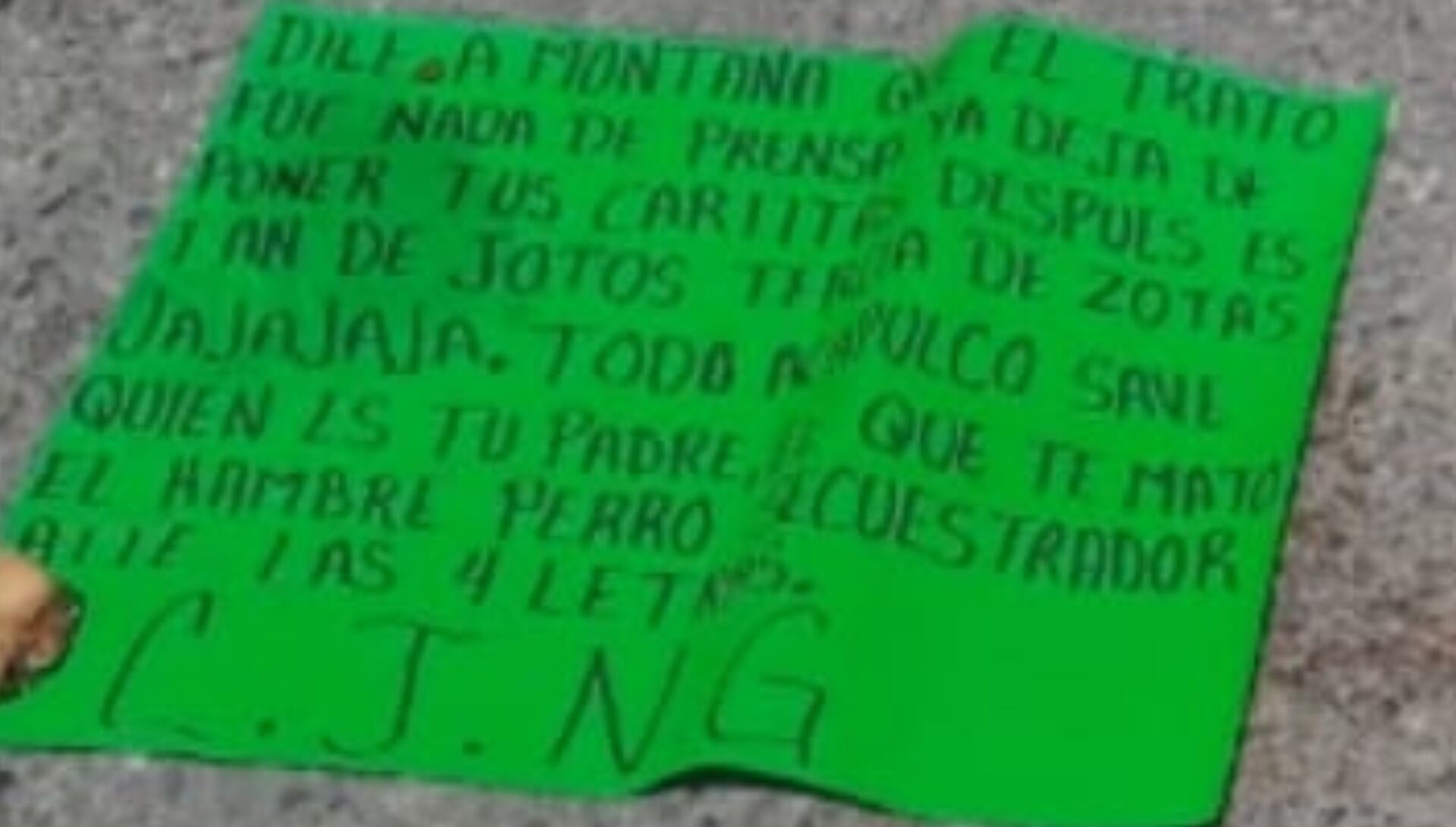 Vista de una de las cartulinas colocadas por presuntos miembros del CJNG. (Especial)