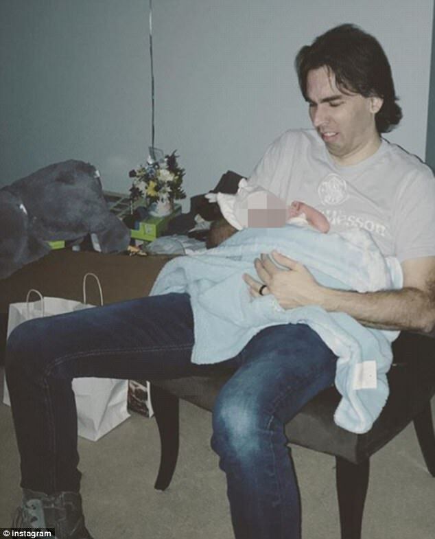 Steven Pladl con el bebé que tuvo con su hija