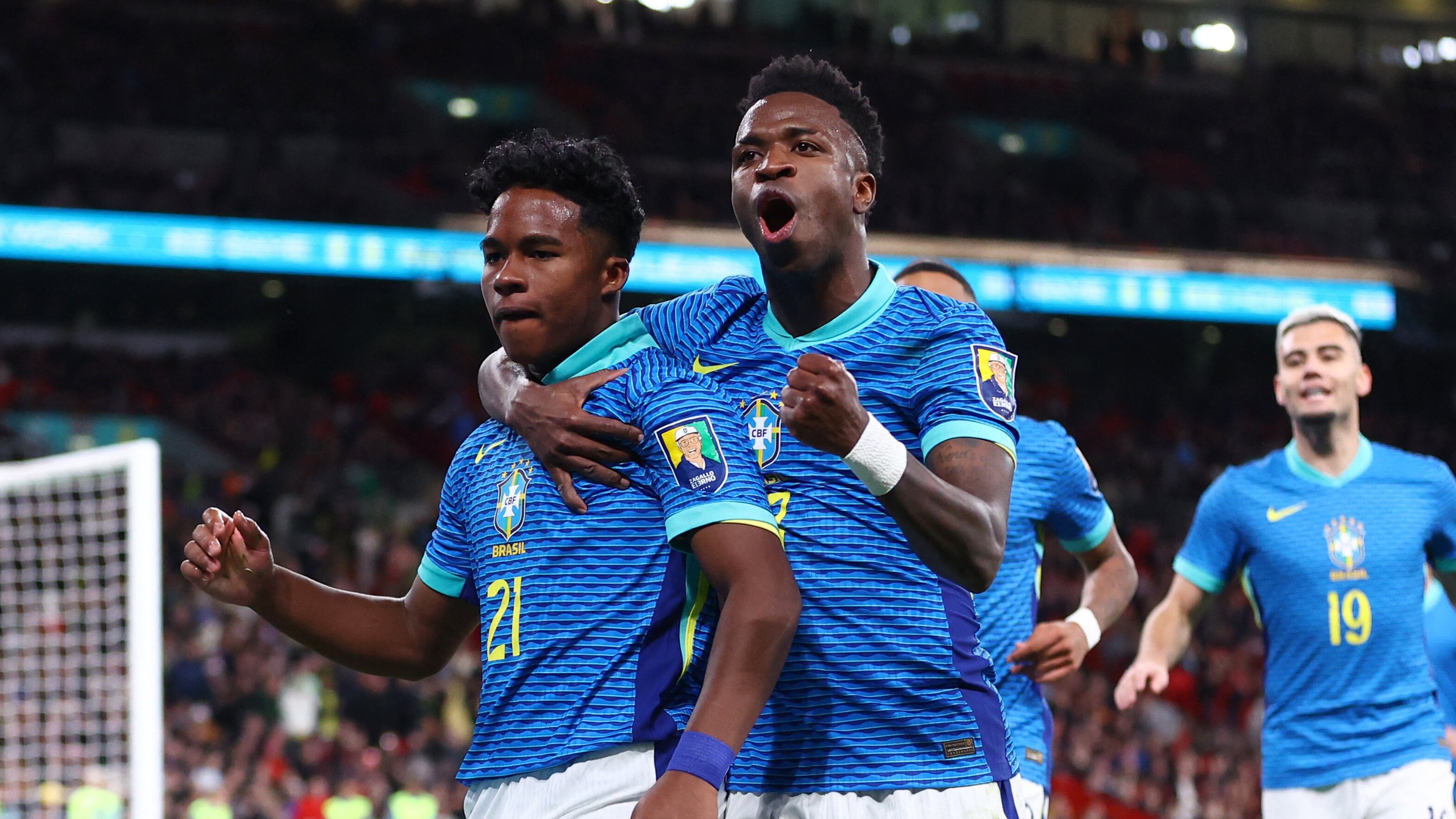 Endrick celebra junto a Vinicius su gol con Brasil ante Inglaterra (REUTERS).