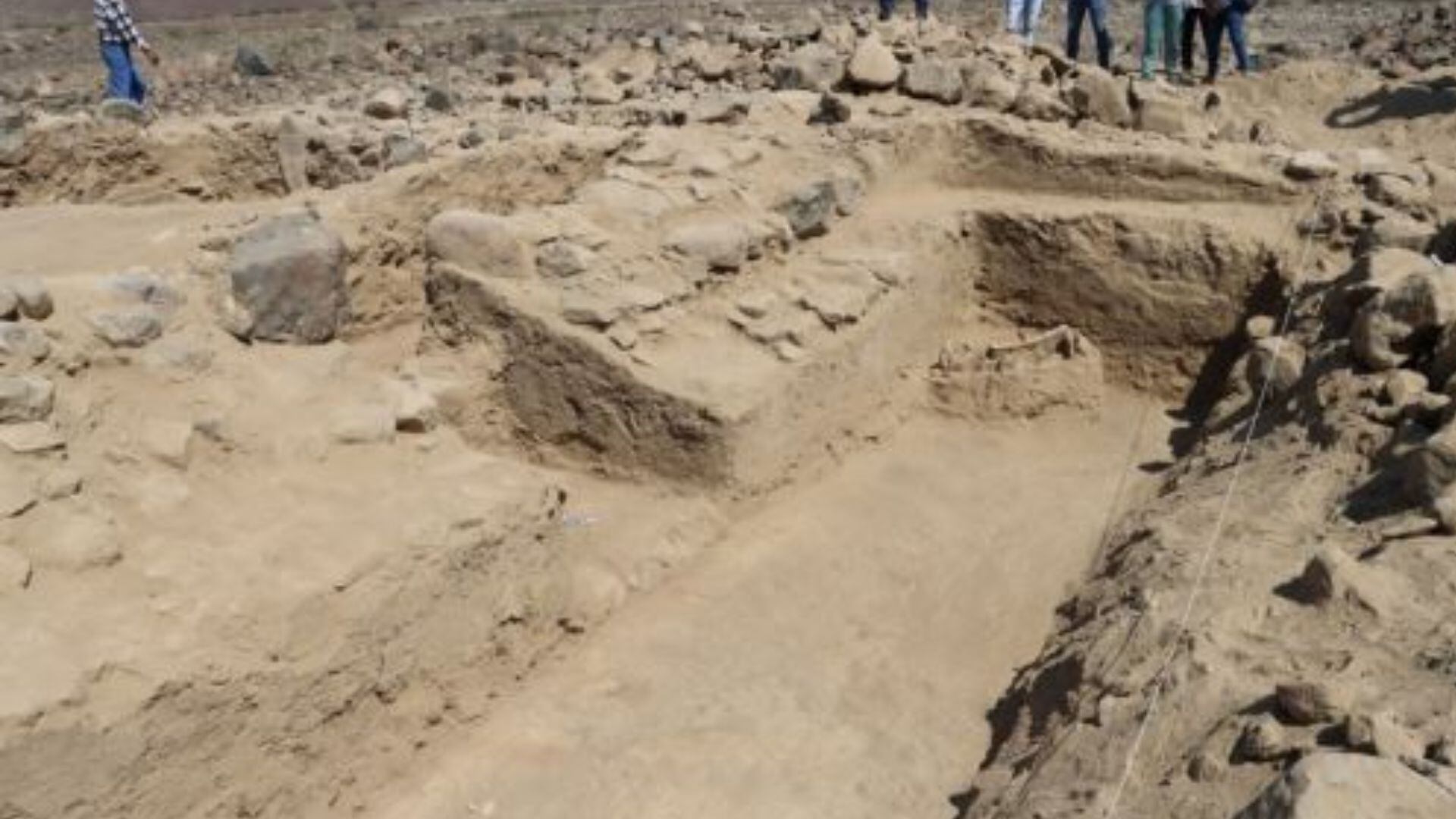 hallan entierros humanos de hace 3,800 años en provincia de Virú