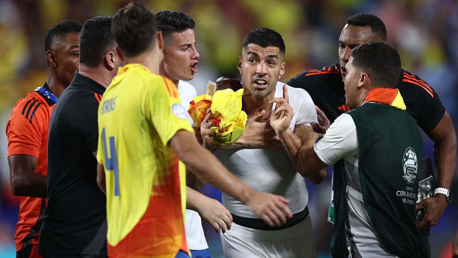 cruce entre Borja y Luis Suárez Uruguay vs Colombia