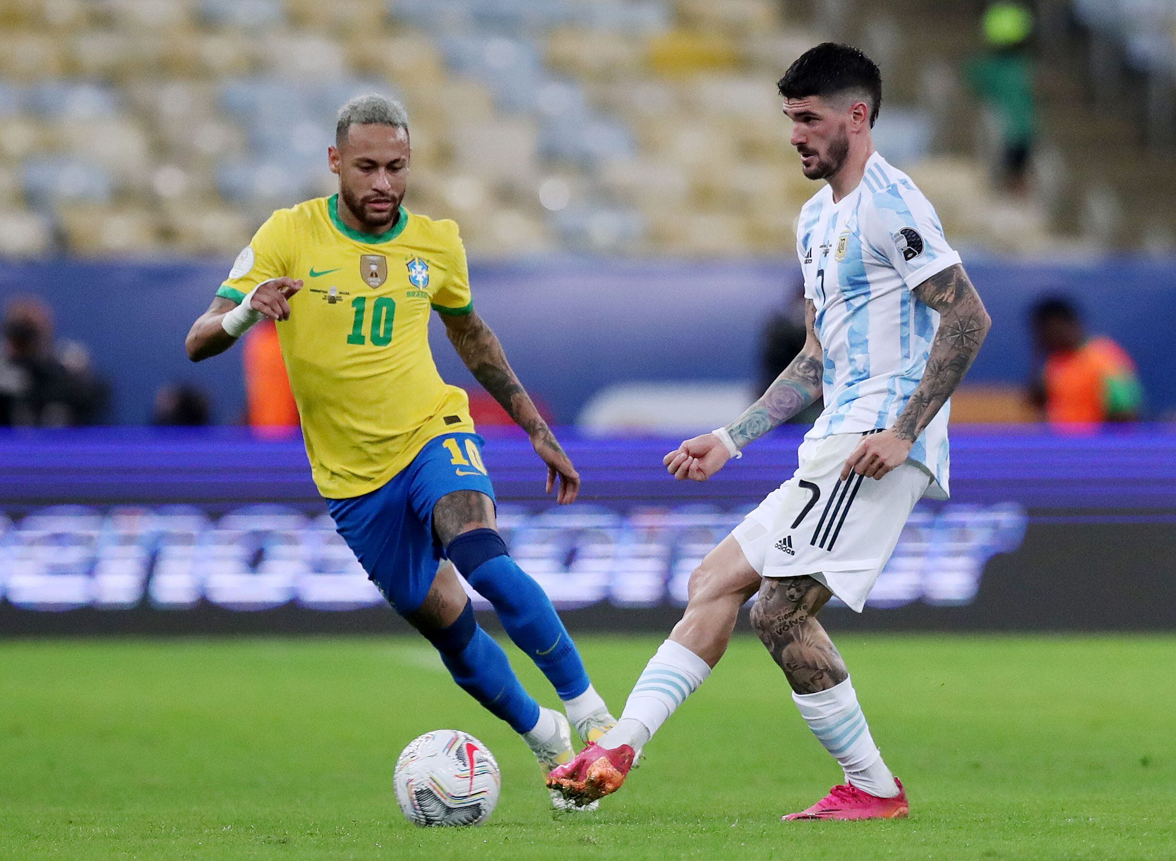 Rodrigo De Paul y Neymar en la final de la Copa América 2021 (Reuters/Amanda Perobelli)