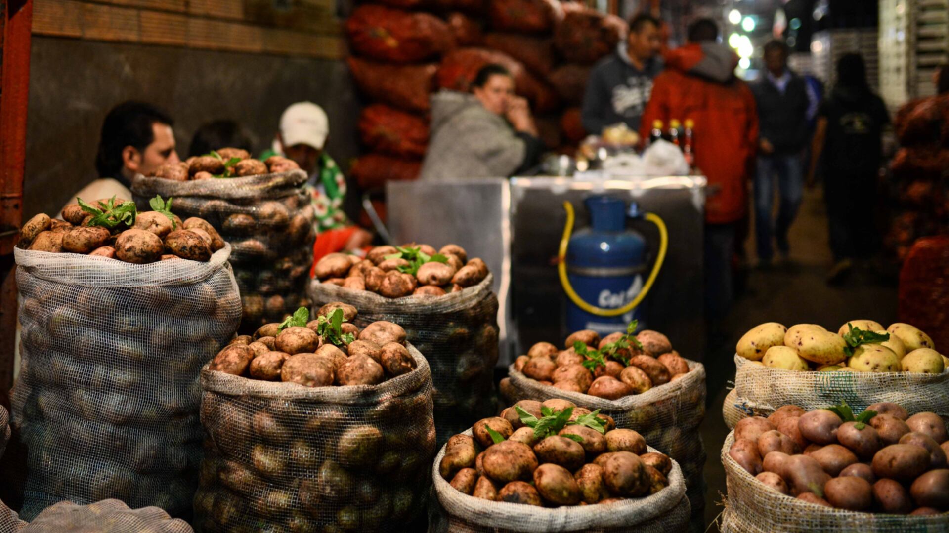 El nuevo decreto pone fin a las restricciones que tenían los pequeños productores del agro en la participación de las compras de alimentos que efectúan las entidades públicas. Vía: Colprensa