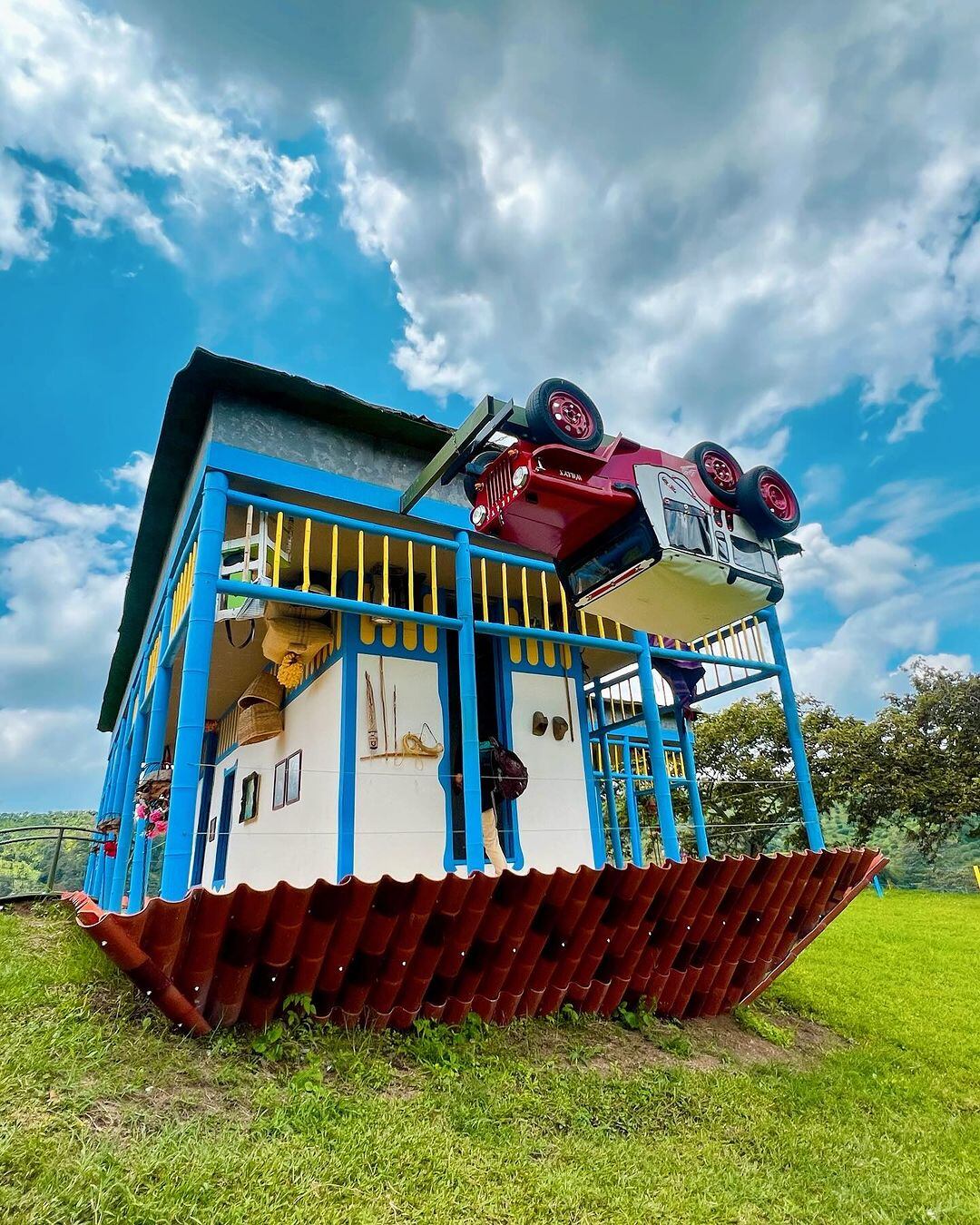 La casa tiene un típico Jeep usado  tradicionalmente en la región - crédito qintiparque/Instagram