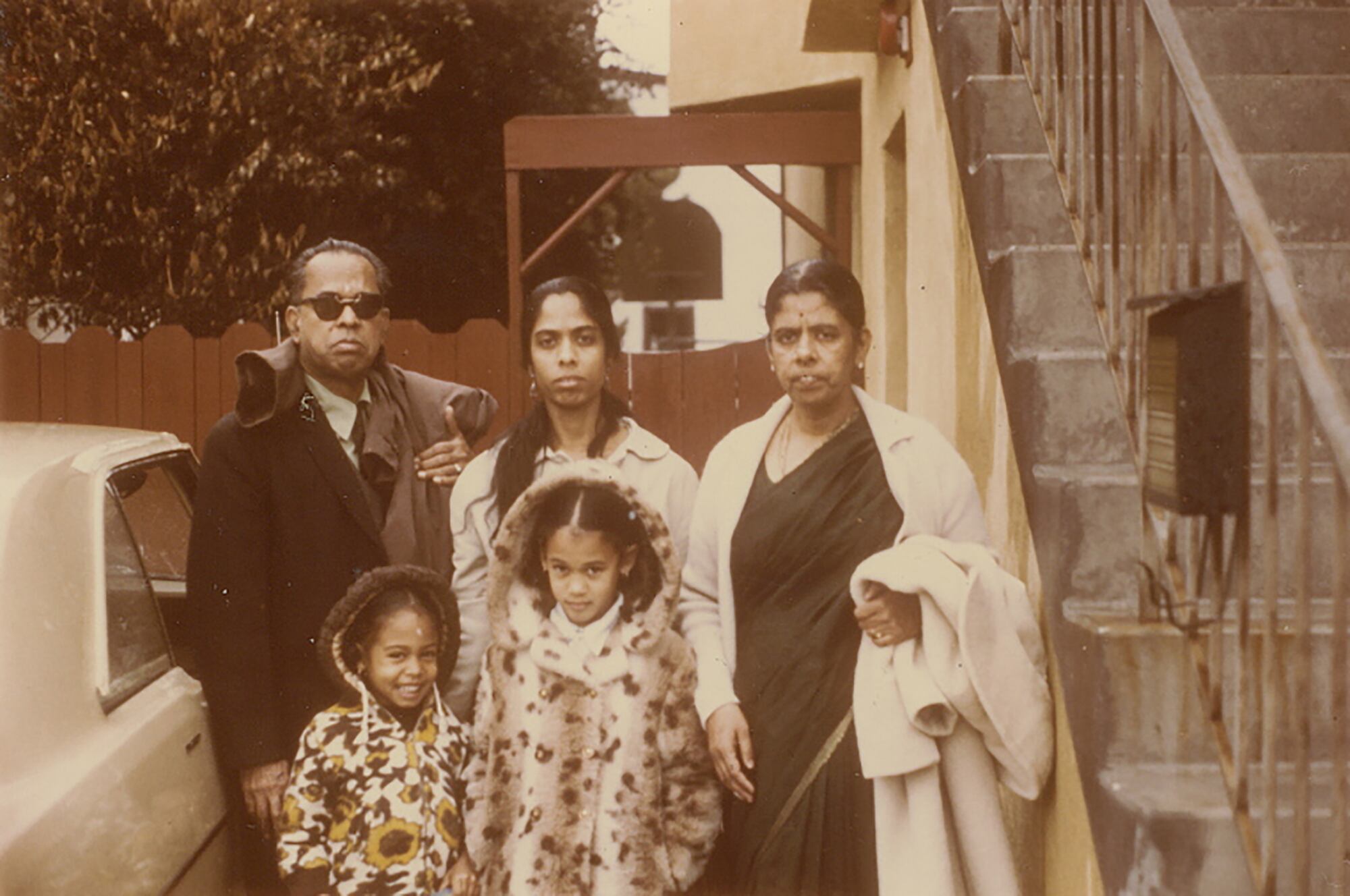 En una imagen proporcionada por la campaña de Joe Biden, aparece Kamala Harris, al centro, con, desde la izquierda, su abuelo, P.V., su hermana, Maya, su madre, Shyamala Gopalan, y su abuela, Rajam Gopalan, en 1972. (Campaña de Joe Biden vía The New York Times)