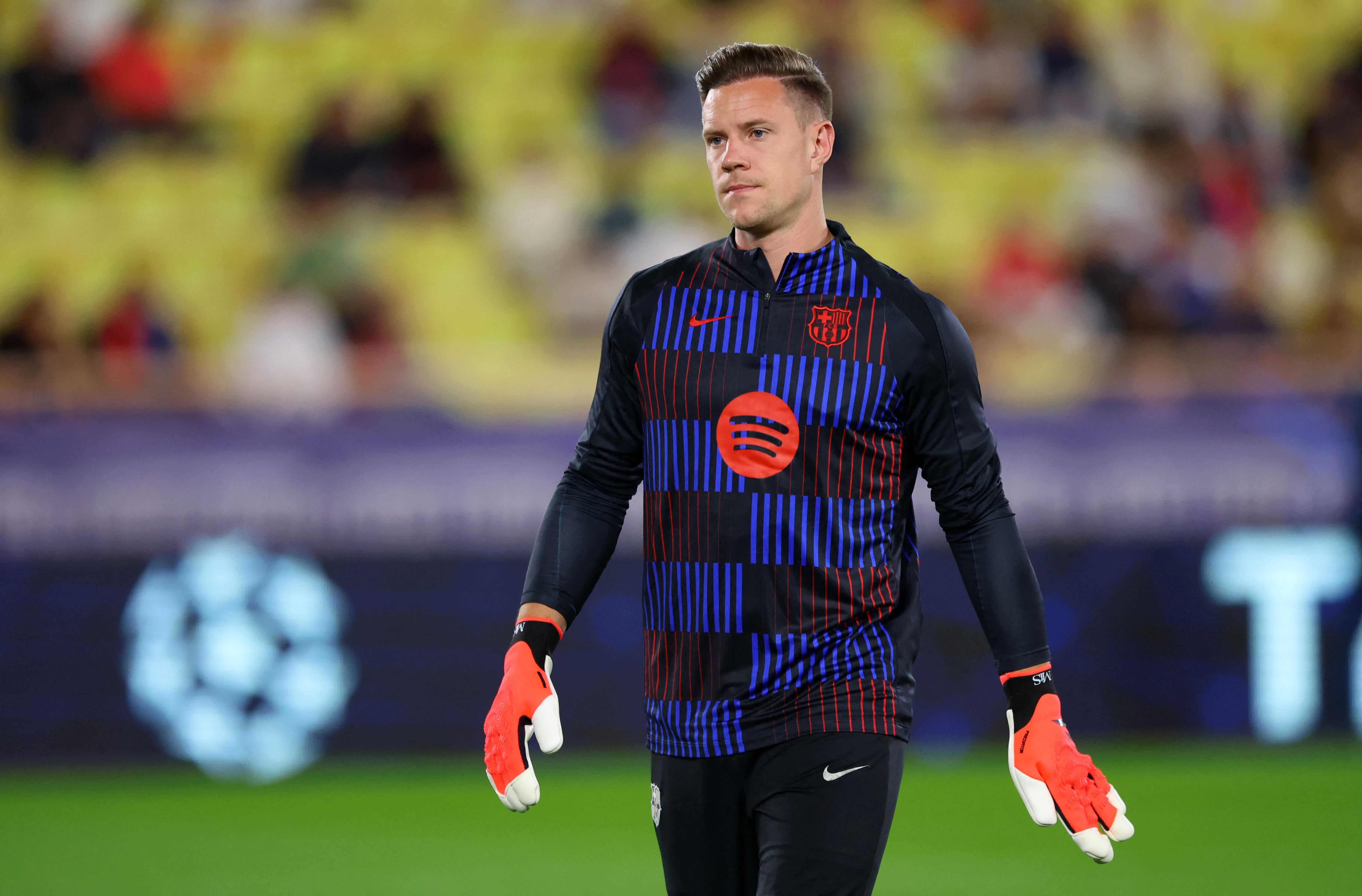 Marc-Andre Ter Stegen en la entrada en calor del Barcelona previa al debut de la Champions League (REUTERS/Manon Cruz)