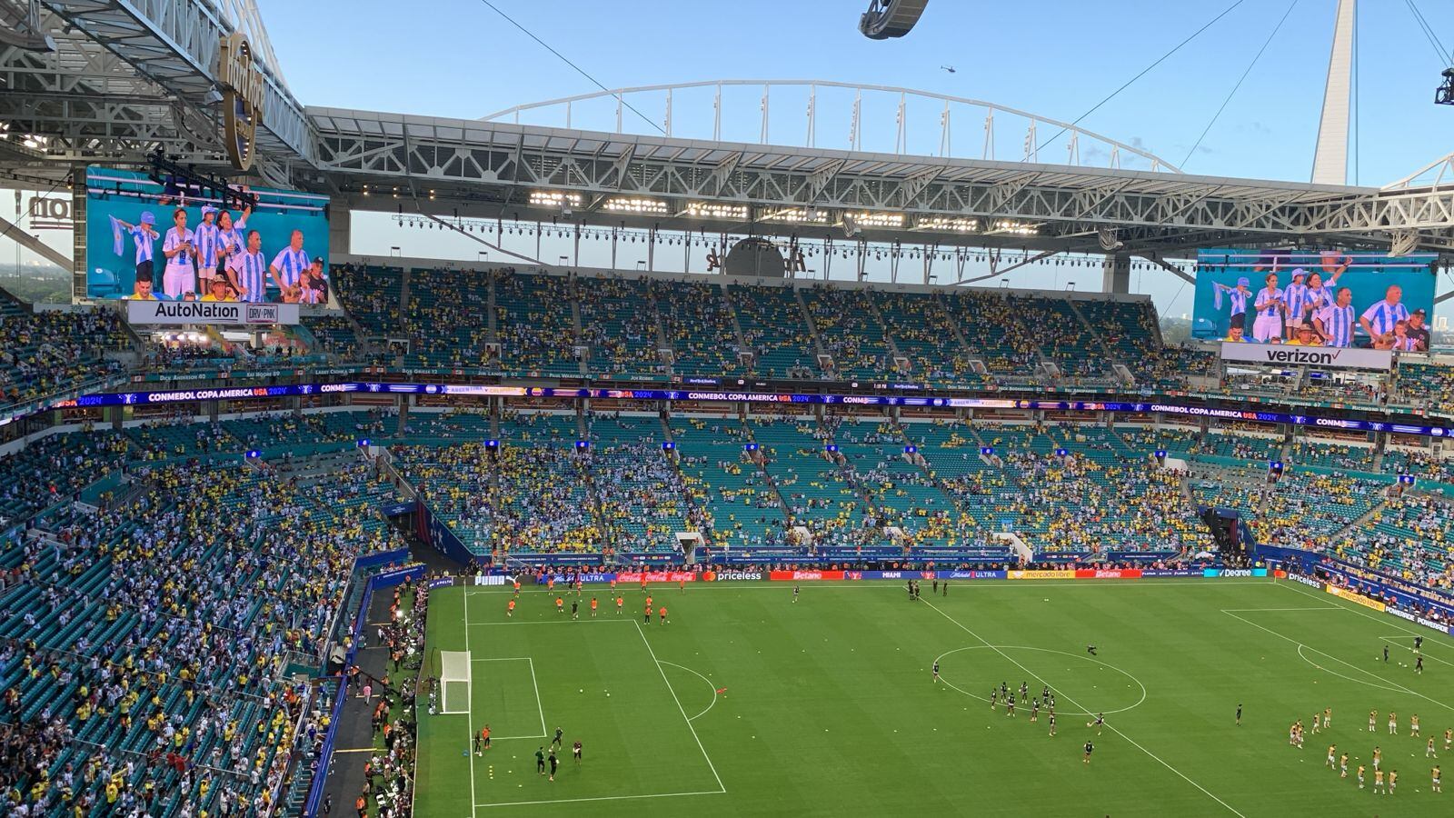 El panorama del Hard Rock Stadium de Miami a menos de una hora de que inicie la final de Copa América entre Colombia y Argentina - crédito Javier García/Infobae Colombia