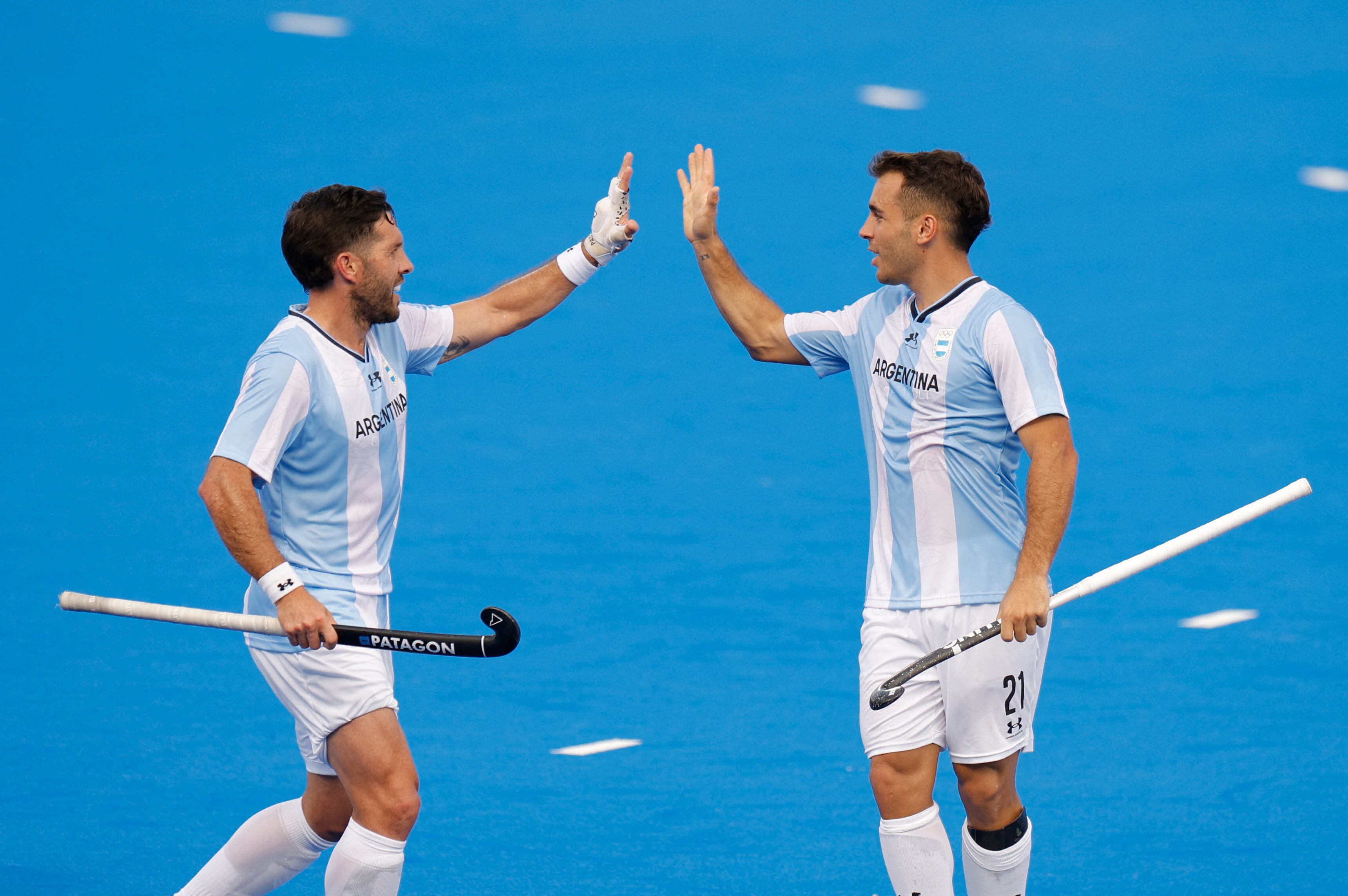 Tomas Domene y Agustin Mazzilli celebran el 1-0 de Los Leones ante Nueva Zelanda en París 2024 (REUTERS/Adnan Abidi)