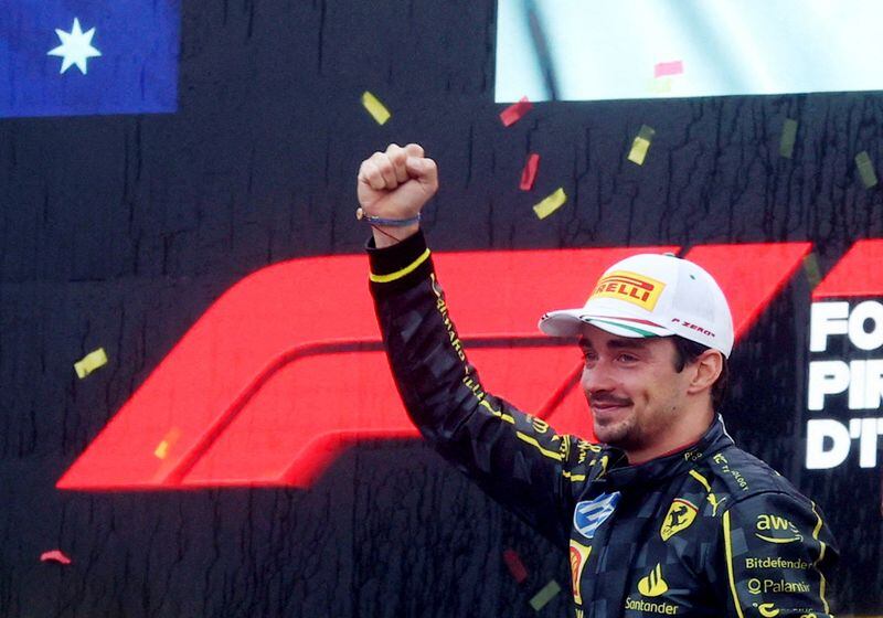 Charles Leclerc de Ferrari celebra en el podio después de ganar el Gran Premio de Italia en el Autódromo Nacional de Monza (REUTERS/Bernadett Szabo)