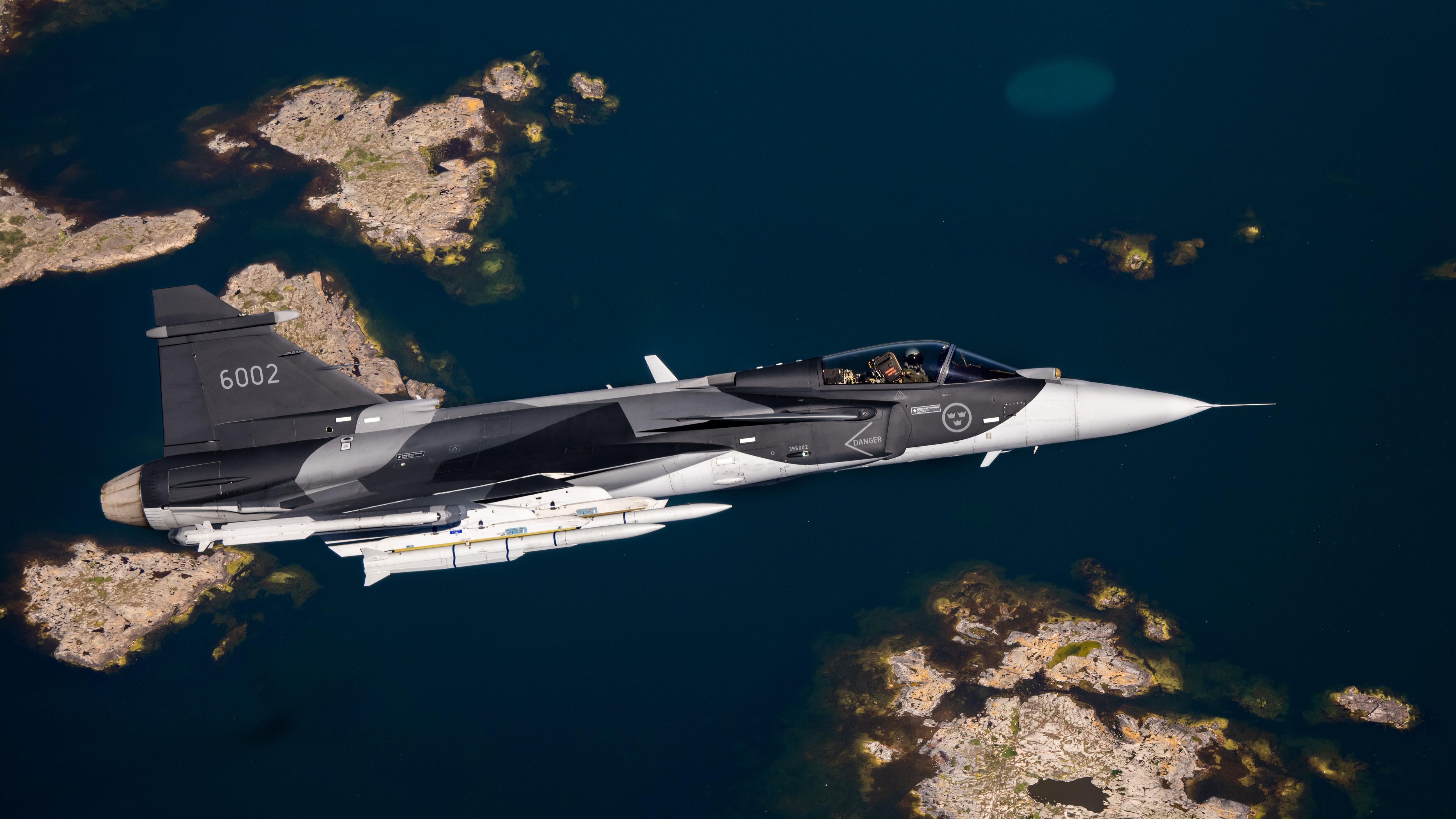 Avión de combate Gripen armado con misiles IRIS-T y Meteor (Saab)