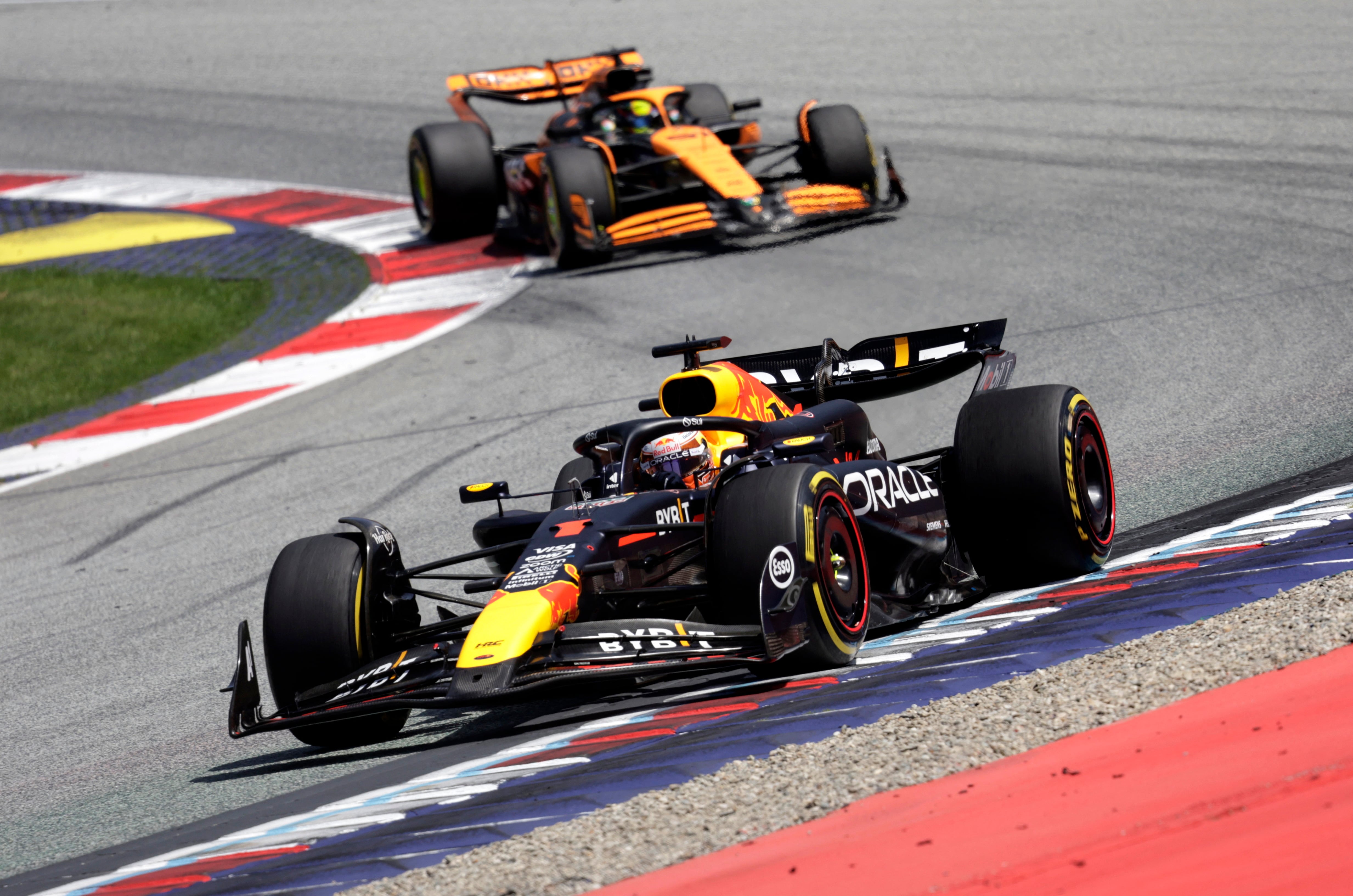 Max Verstappen buscará su primera victoria en Singapur. Lando Norris buscará impedírselo y seguir recortándole en el campeonato (REUTERS/Leonhard Foeger)