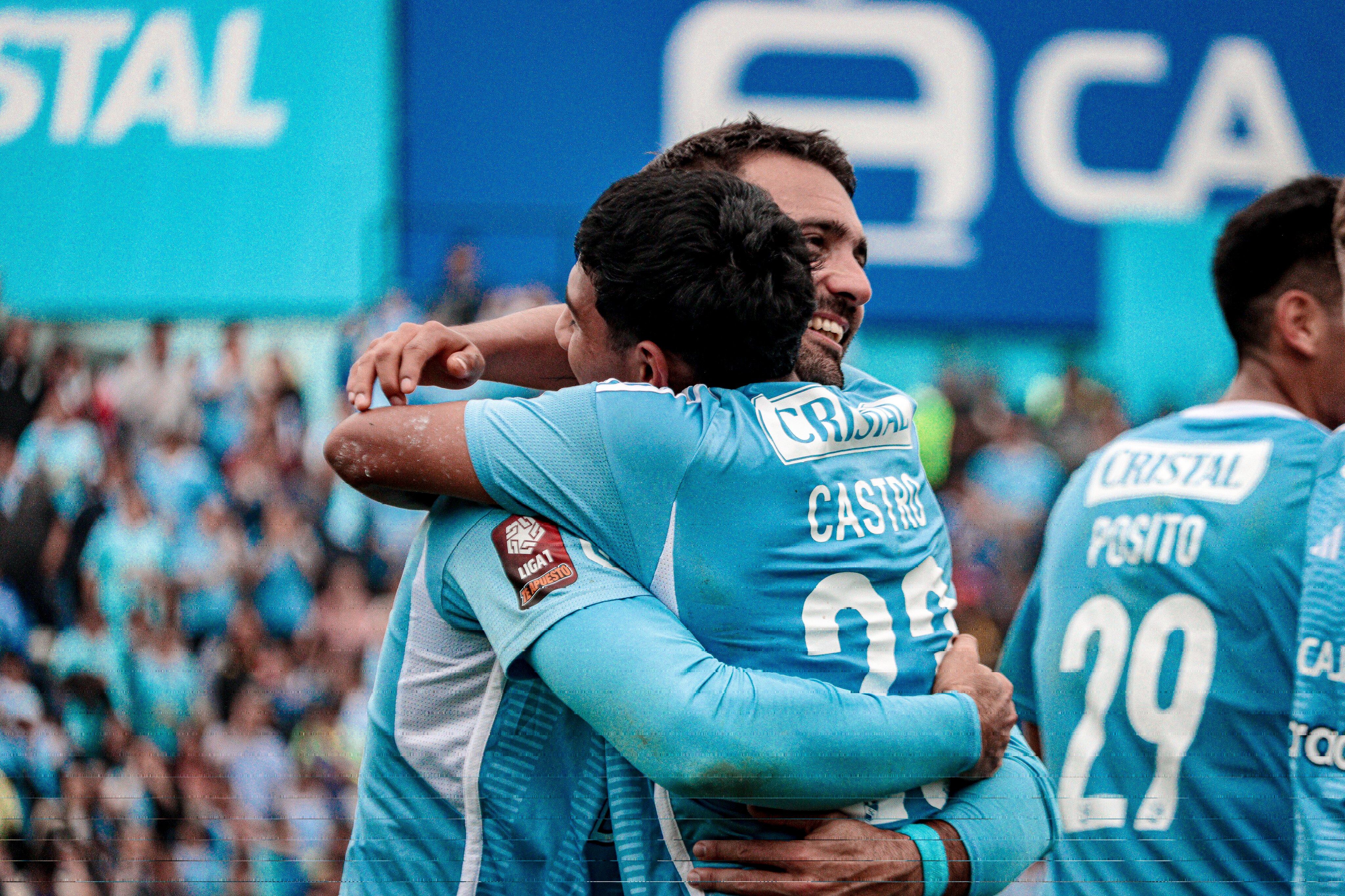 El abrazo entre Martín Cauteruccio y Maxloren Castro tras el segundo gol de Sporting Cristal ante Carlos A. Mannucci. - créditos: Diego Miranda