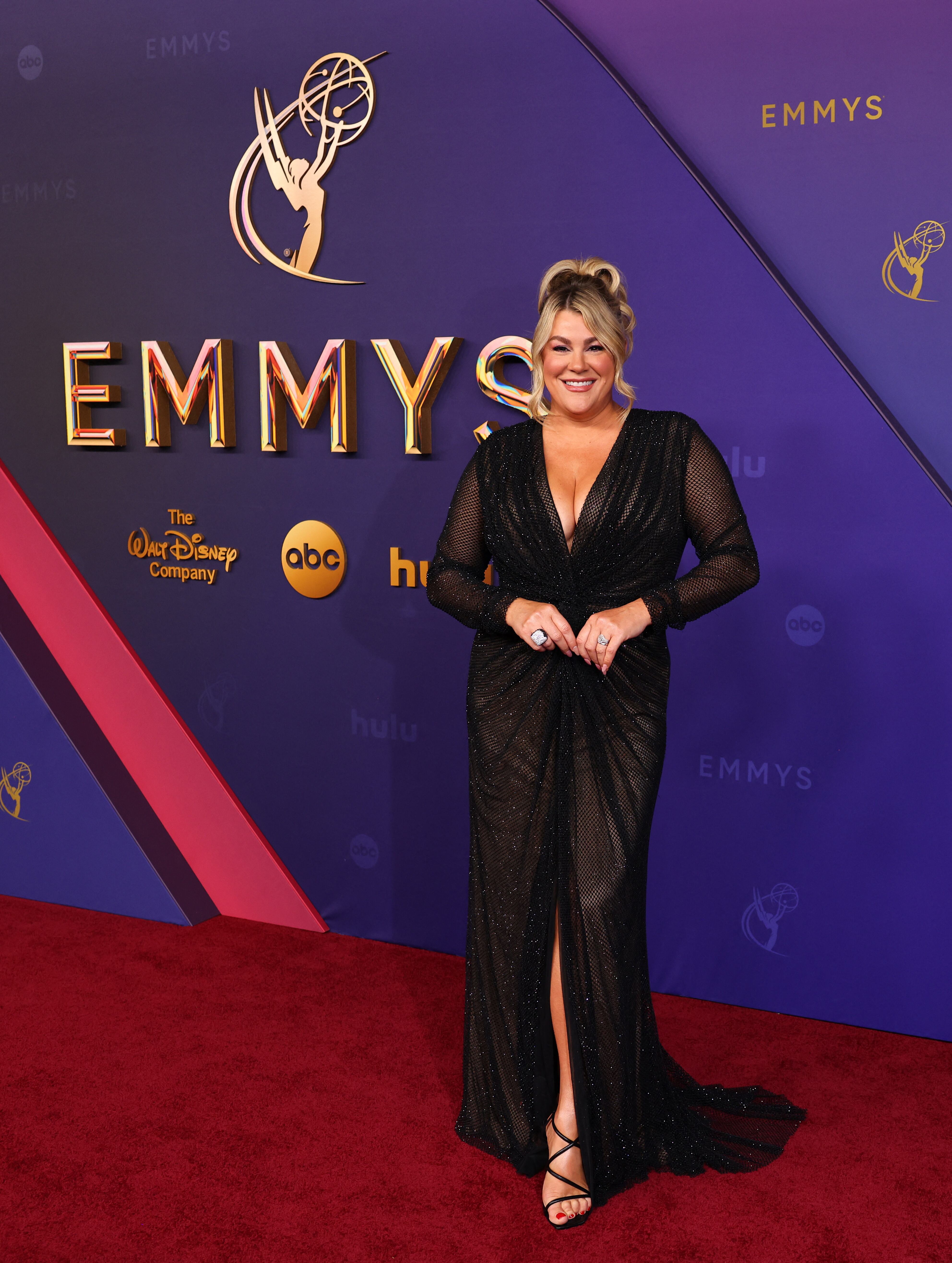 La presentadora y comediante Heather McMahan eligió un look total black para la gala /REUTERS/Mike Blake