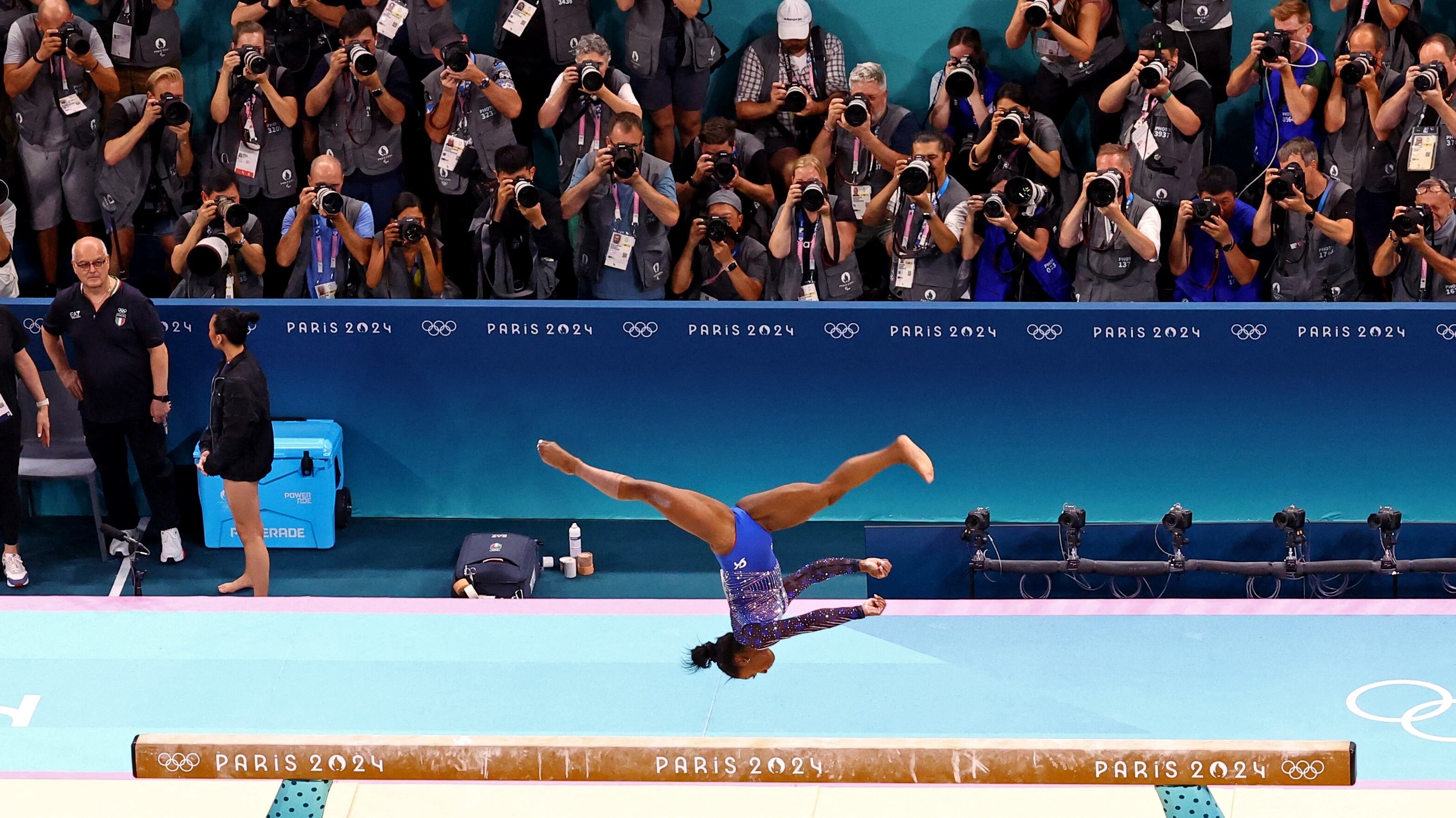 Paris 2024 Olympics - Artistic Gymnastics - Women's All-Around Final - Bercy Arena, Paris, France - August 01, 2024. Simone Biles of United States in action on the Balance Beam REUTERS/Athit Perawongmetha