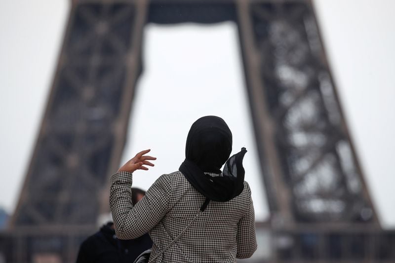 Una mujer con hijab en la plaza del Trocadero, cerca de la Torre Eiffel, en París, Francia (REUTERS/Gonzalo Fuentes)