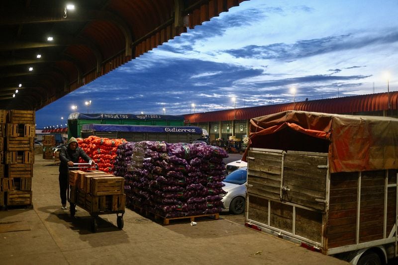 FOTO DE ARCHIVO: Un hombre empuja un carro en el Mercado Central, el mercado mayorista más importante de Buenos Aires. REUTERS/Matias Baglietto