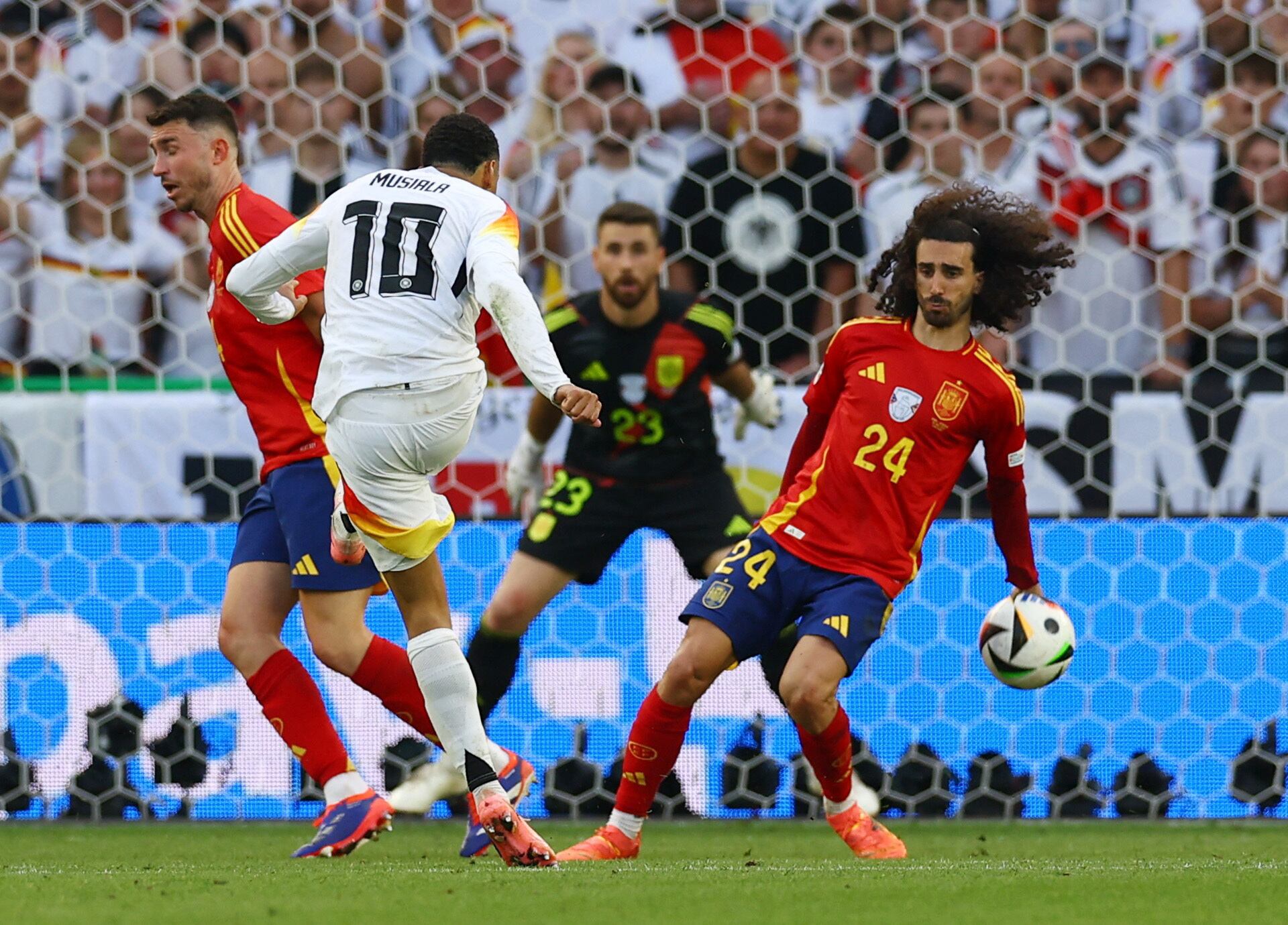 El momento en que el balón impacta en la mano izquierda de Marc Cucurella tras el remate de Jamal Musiala (Reuters/Lee Smith)